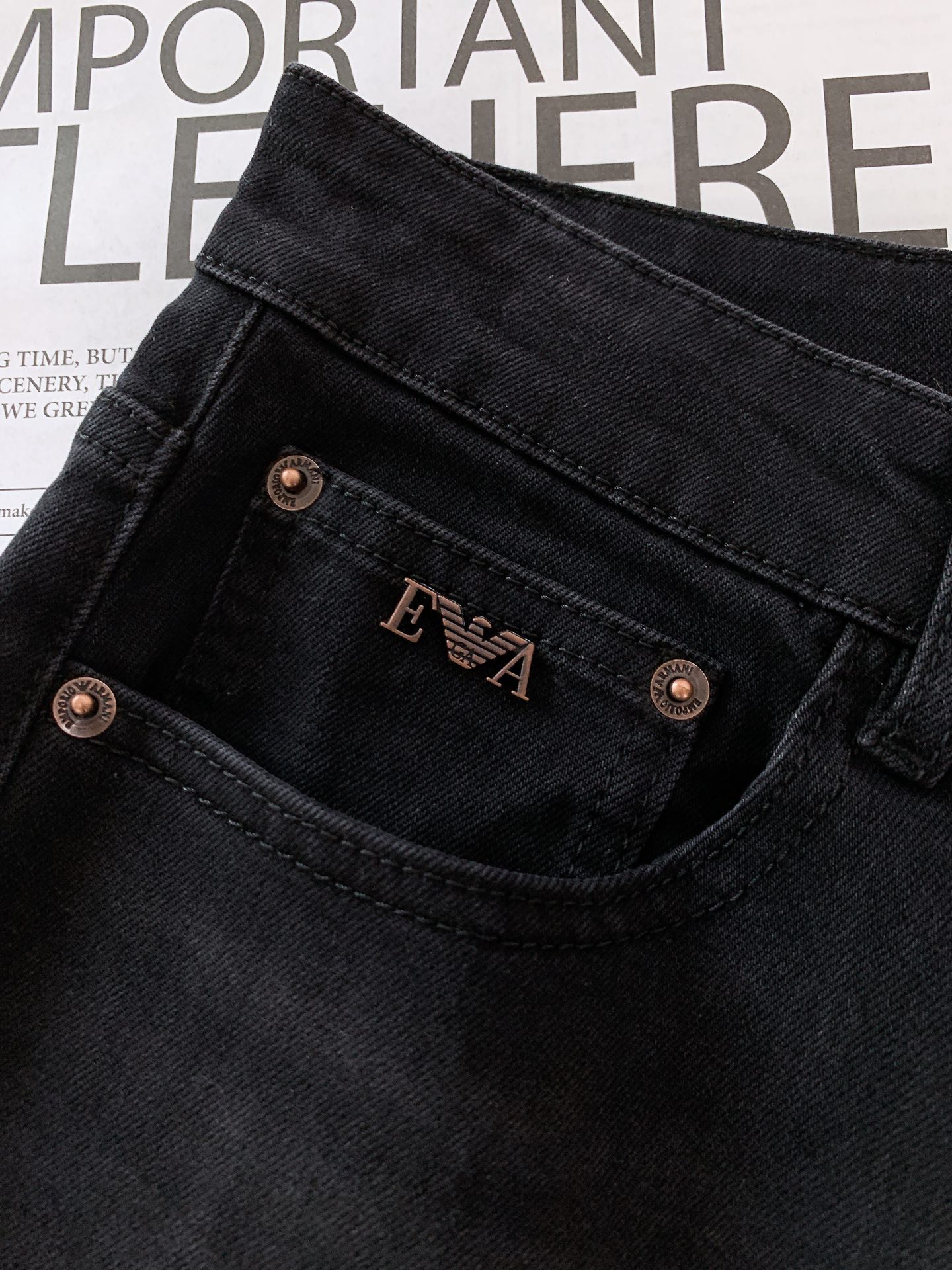 
EmPorio Armani 阿玛尼 2025FW早秋新品 
高级时装感 休闲洗水牛仔裤。
面料很特殊