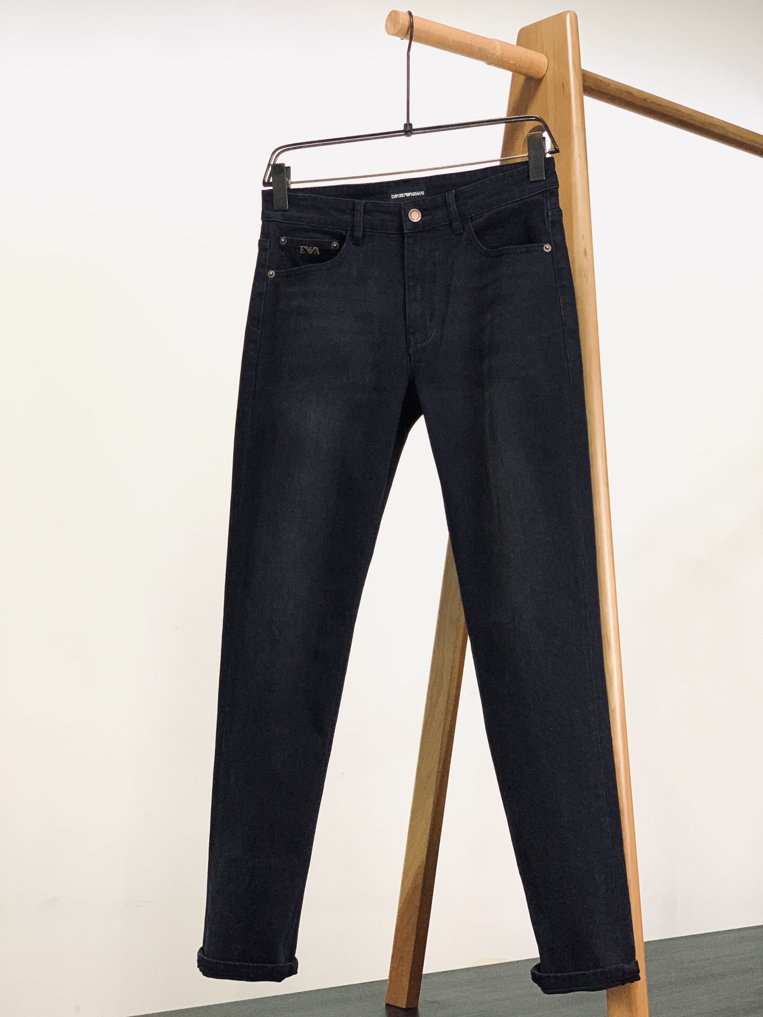 
EmPorio Armani 阿玛尼 2025FW早秋新品 
高级时装感 休闲洗水牛仔裤。
面料很特殊