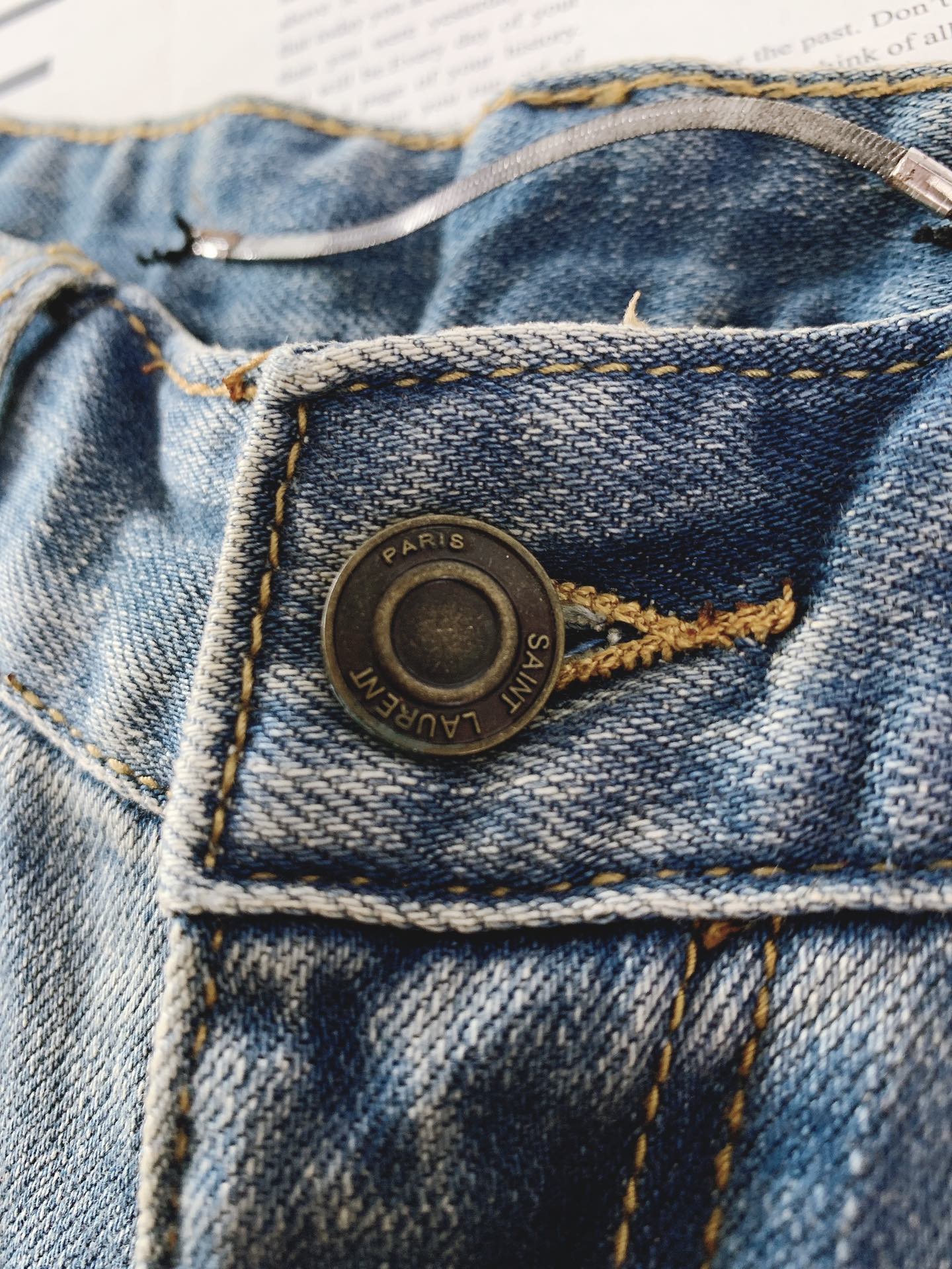 
Saint Laurent 圣罗兰 2025FW早秋新品 
做旧重工牛仔 | 细节里的叛逆美学
膝盖、