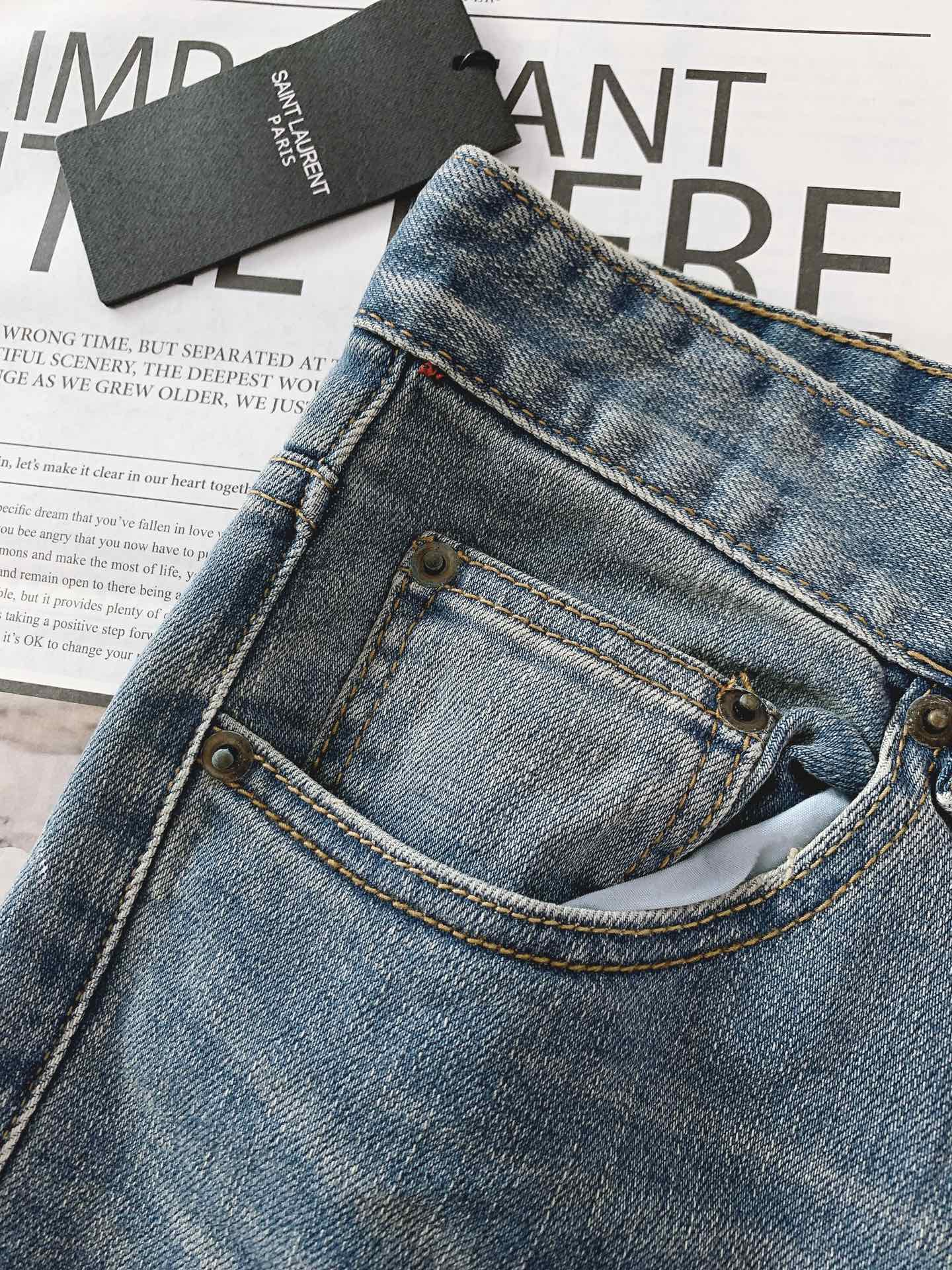 
Saint Laurent 圣罗兰 2025FW早秋新品 
做旧重工牛仔 | 细节里的叛逆美学
膝盖、