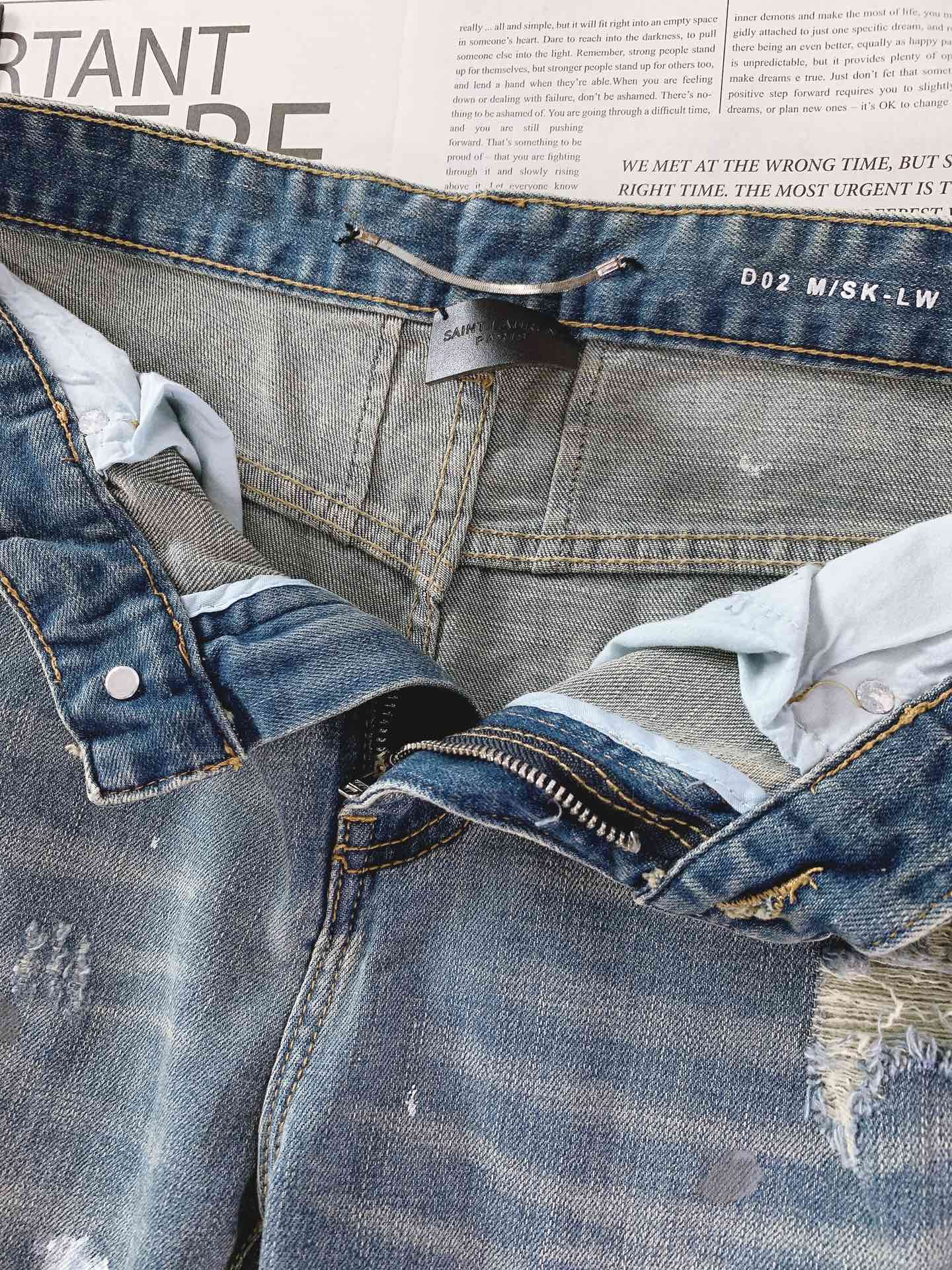 
Saint Laurent 圣罗兰 2025FW早秋新品 
做旧重工牛仔 | 细节里的叛逆美学
膝盖、