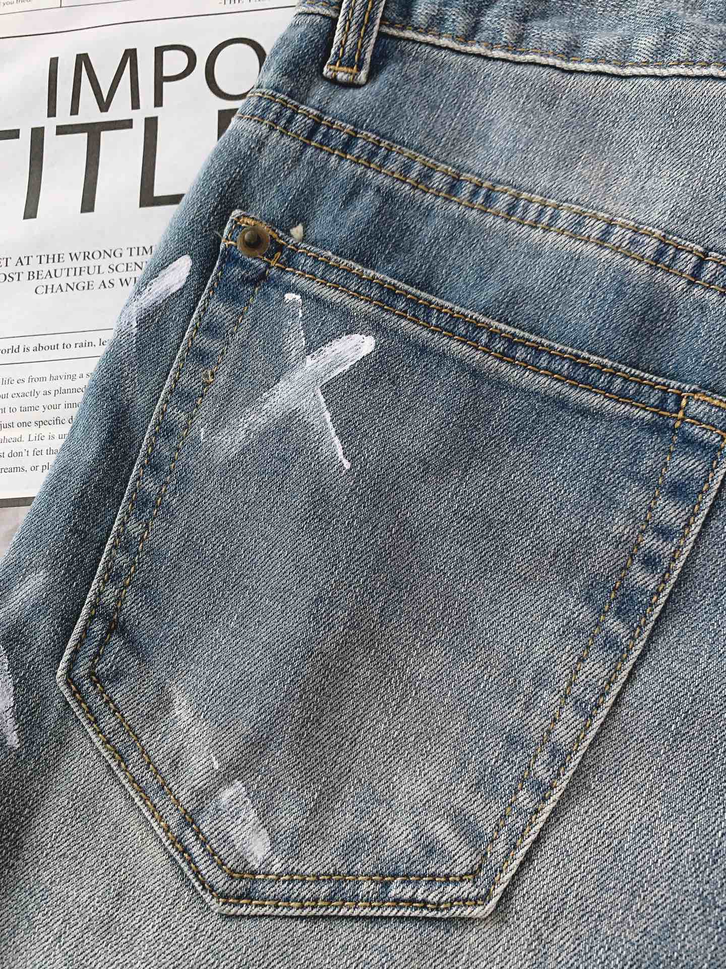 
Saint Laurent 圣罗兰 2025FW早秋新品 
做旧重工牛仔 | 细节里的叛逆美学
膝盖、