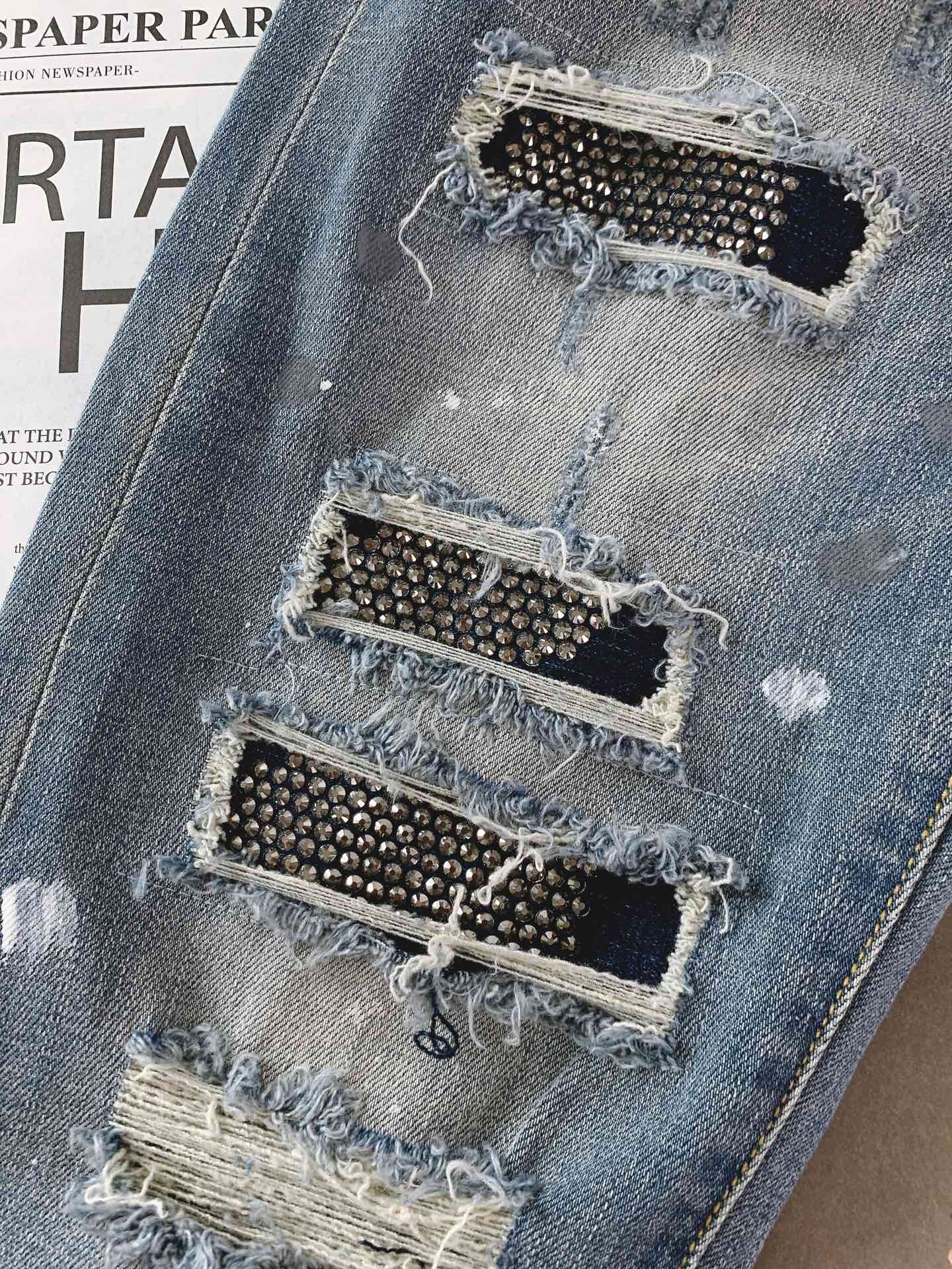 
Saint Laurent 圣罗兰 2025FW早秋新品 
做旧重工牛仔 | 细节里的叛逆美学
膝盖、