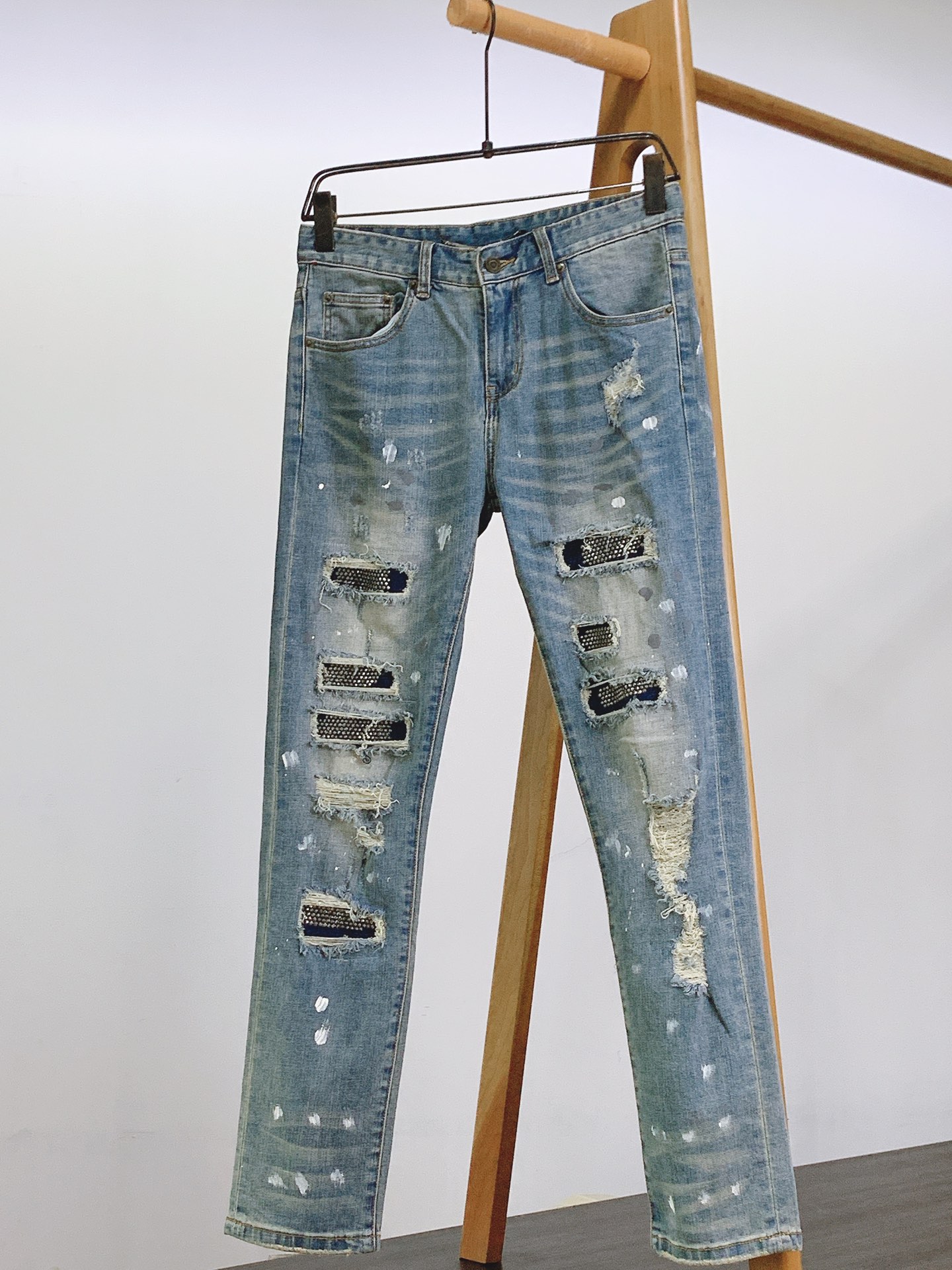 
Saint Laurent 圣罗兰 2025FW早秋新品 
做旧重工牛仔 | 细节里的叛逆美学
膝盖、