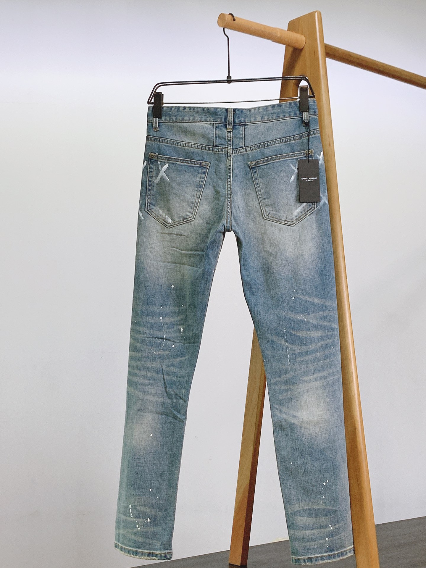 
Saint Laurent 圣罗兰 2025FW早秋新品 
做旧重工牛仔 | 细节里的叛逆美学
膝盖、