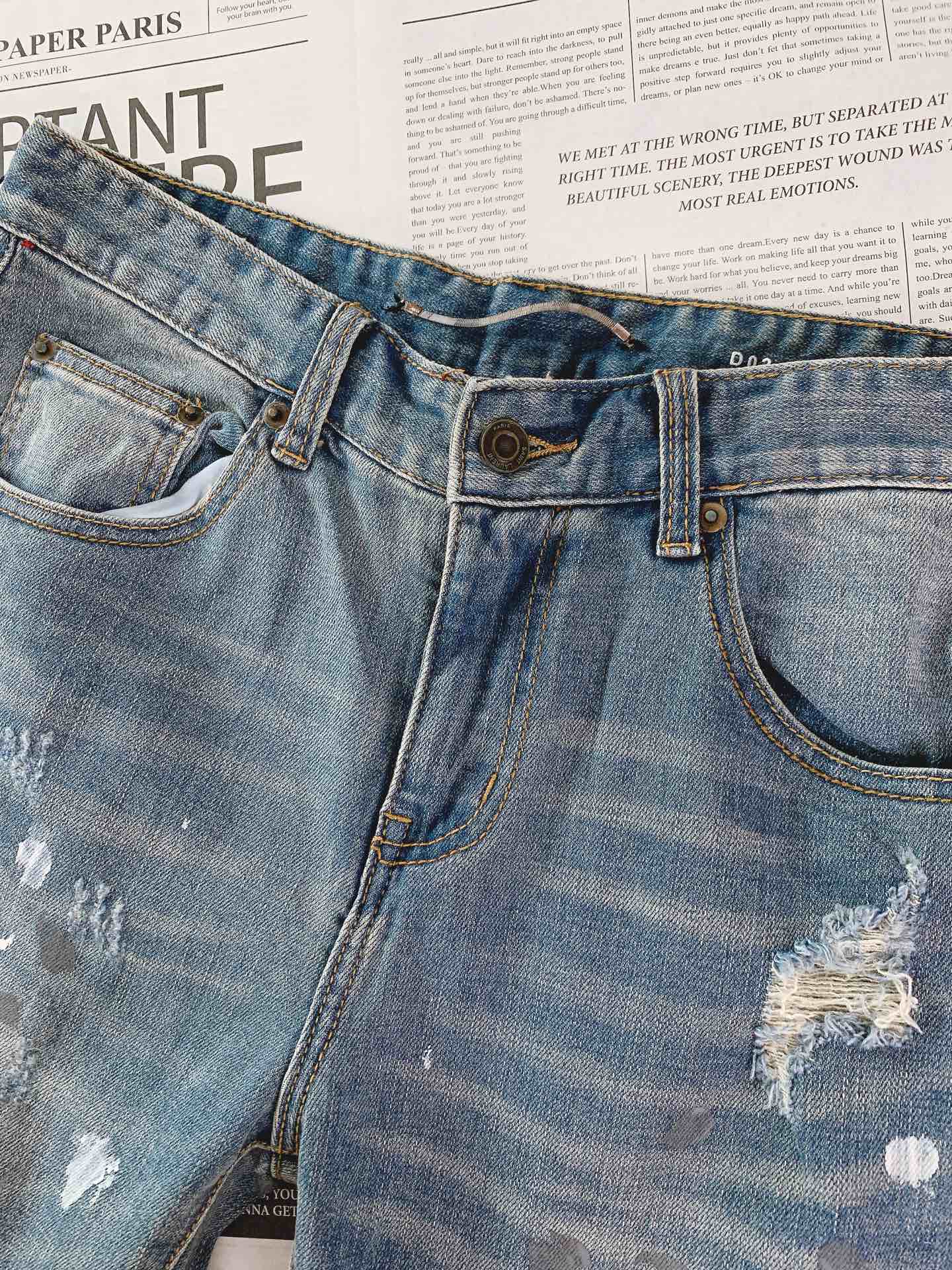 
Saint Laurent 圣罗兰 2025FW早秋新品 
做旧重工牛仔 | 细节里的叛逆美学
膝盖、