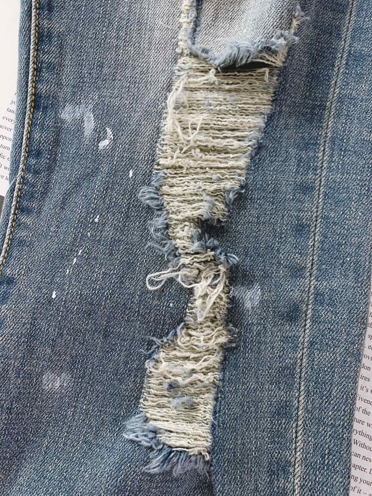 
Saint Laurent 圣罗兰 2025FW早秋新品 
做旧重工牛仔 | 细节里的叛逆美学
膝盖、