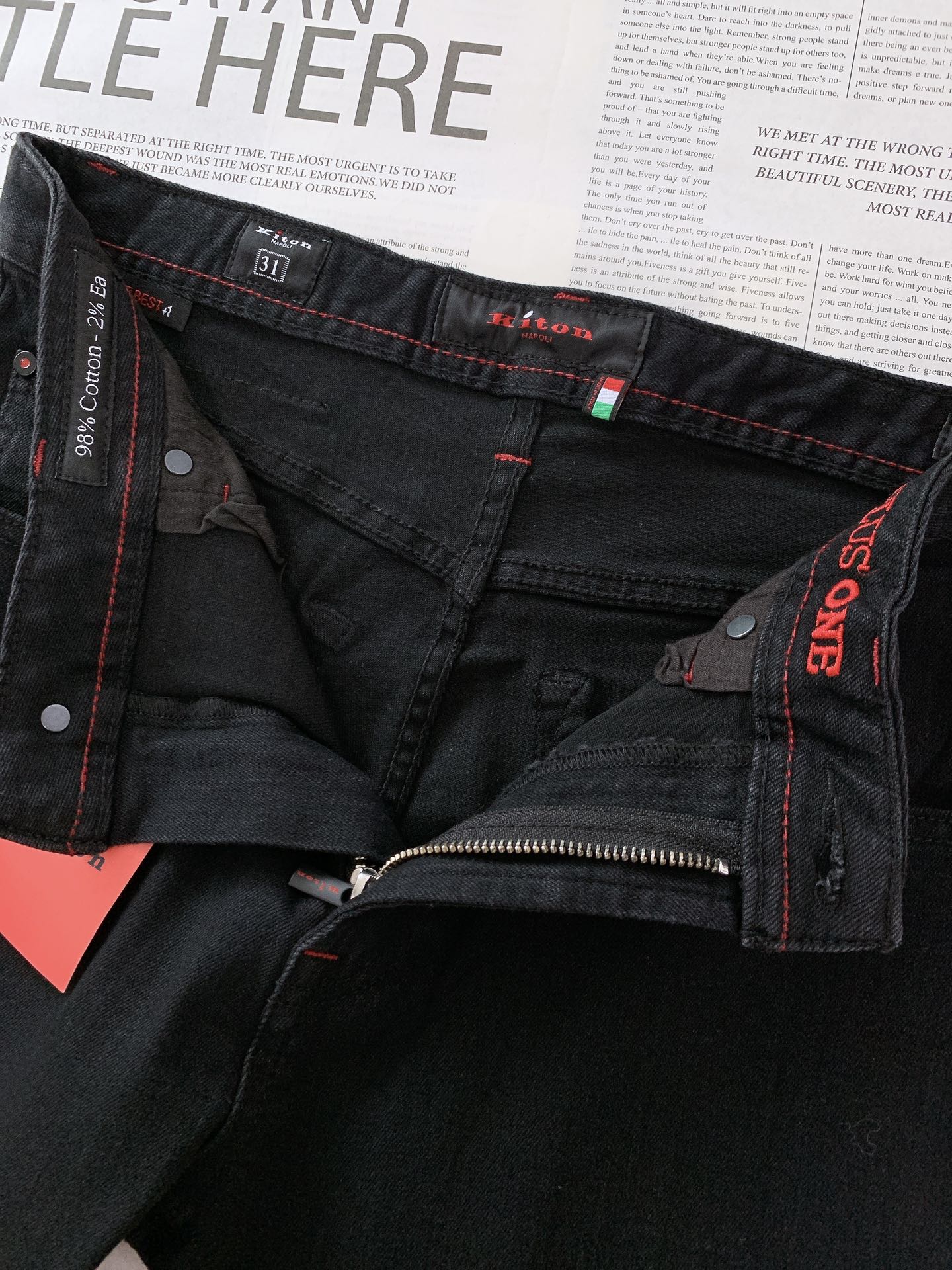 
Kiton 奇顿 2025FW早秋新品 
时尚休闲牛仔裤👖细节尽显奢华格调

后袋黑色皮牌，“+1” 