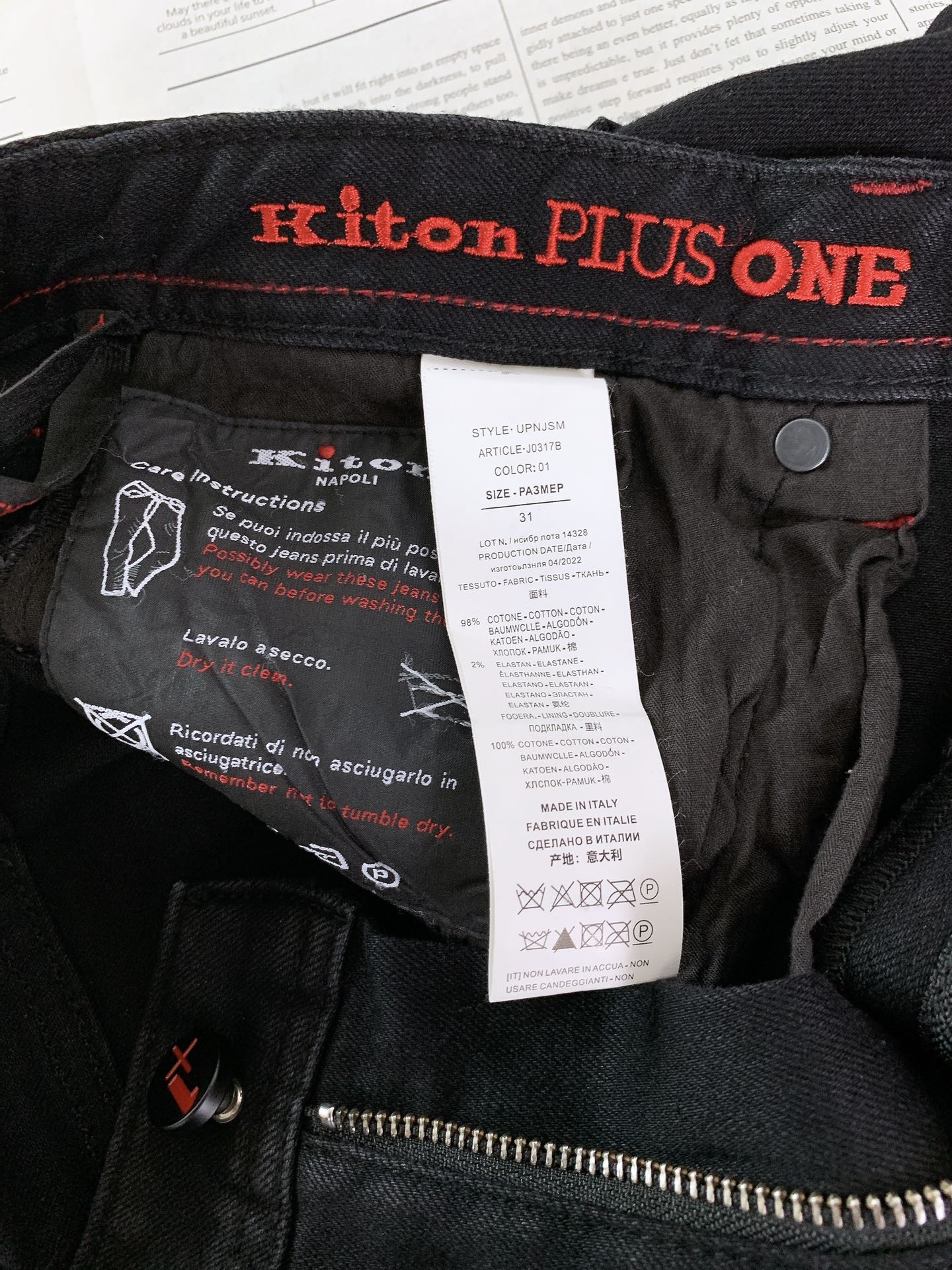 
Kiton 奇顿 2025FW早秋新品 
时尚休闲牛仔裤👖细节尽显奢华格调

后袋黑色皮牌，“+1” 