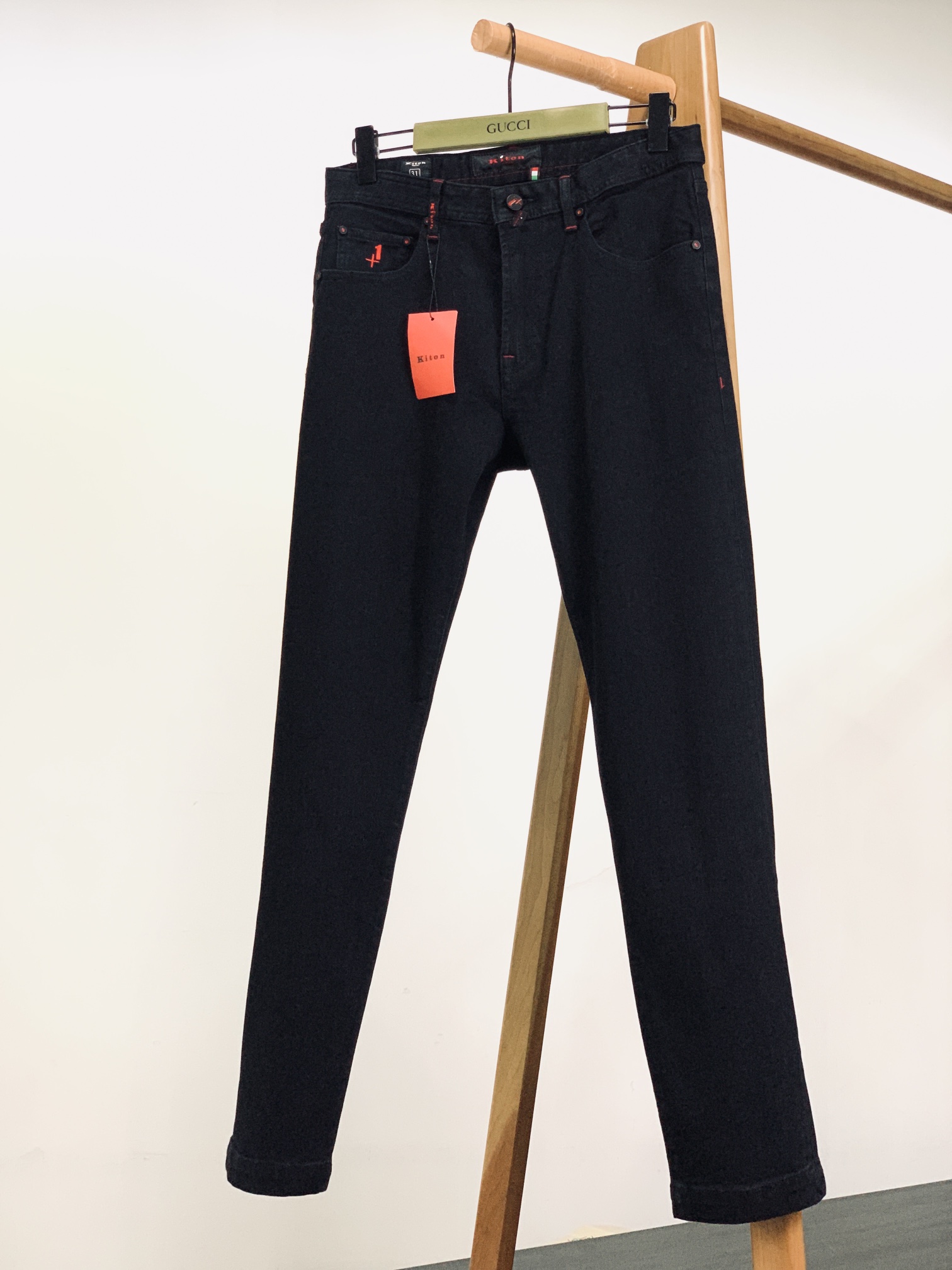 
Kiton 奇顿 2025FW早秋新品 
时尚休闲牛仔裤👖细节尽显奢华格调

后袋黑色皮牌，“+1” 