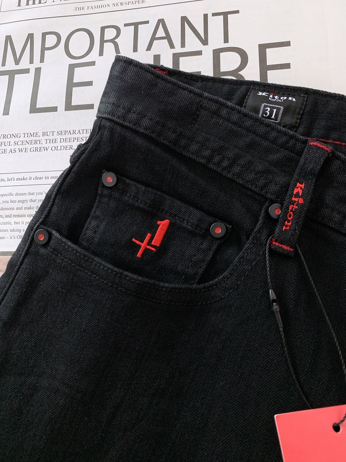 
Kiton 奇顿 2025FW早秋新品 
时尚休闲牛仔裤👖细节尽显奢华格调

后袋黑色皮牌，“+1” 