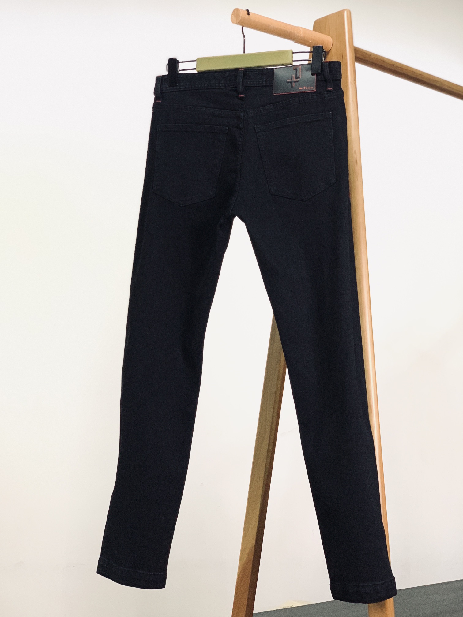 
Kiton 奇顿 2025FW早秋新品 
时尚休闲牛仔裤👖细节尽显奢华格调

后袋黑色皮牌，“+1” 