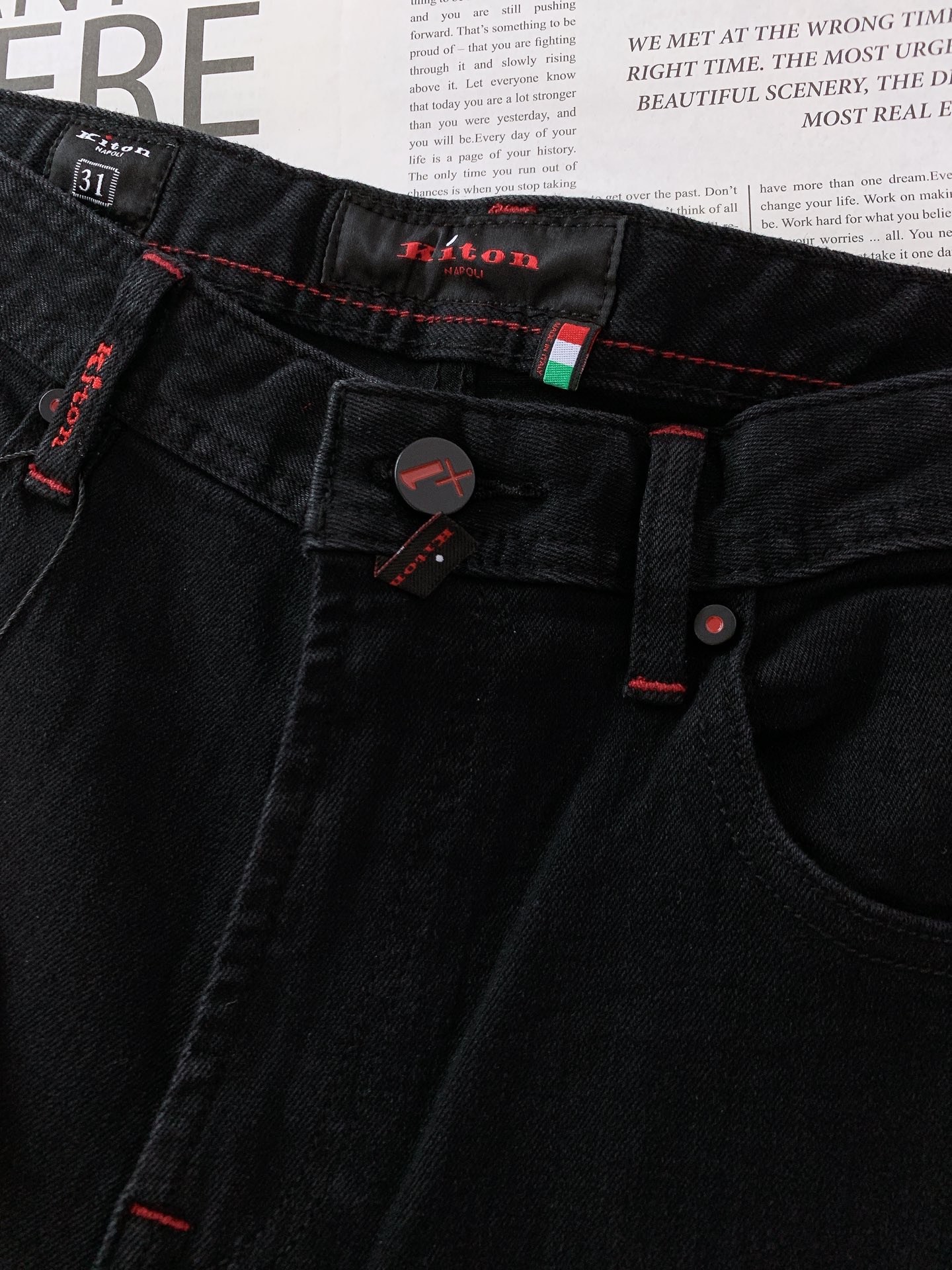 
Kiton 奇顿 2025FW早秋新品 
时尚休闲牛仔裤👖细节尽显奢华格调

后袋黑色皮牌，“+1” 