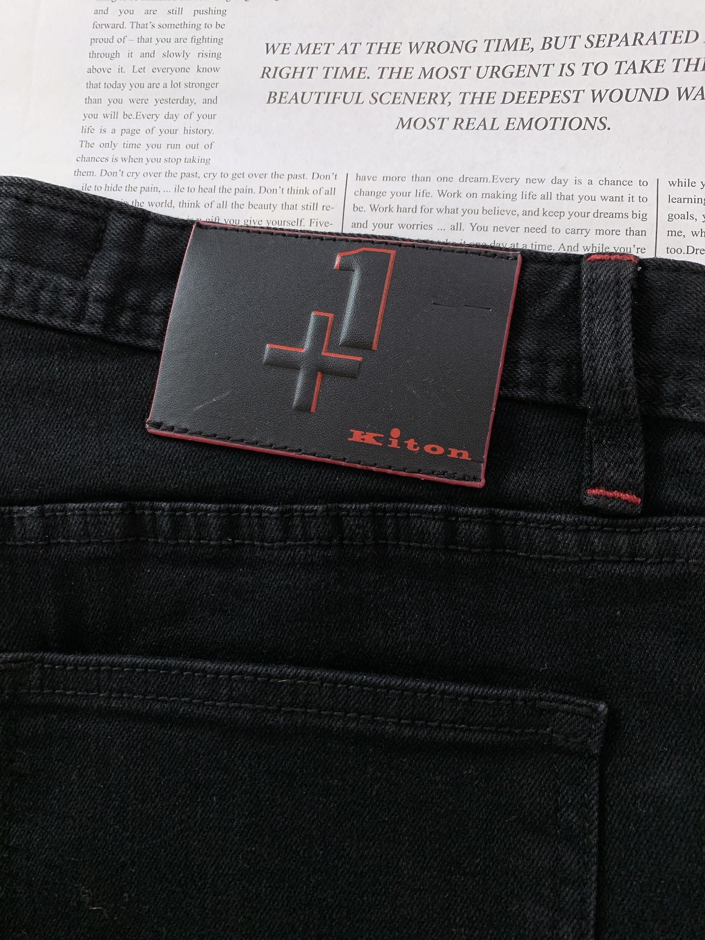 
Kiton 奇顿 2025FW早秋新品 
时尚休闲牛仔裤👖细节尽显奢华格调

后袋黑色皮牌，“+1” 