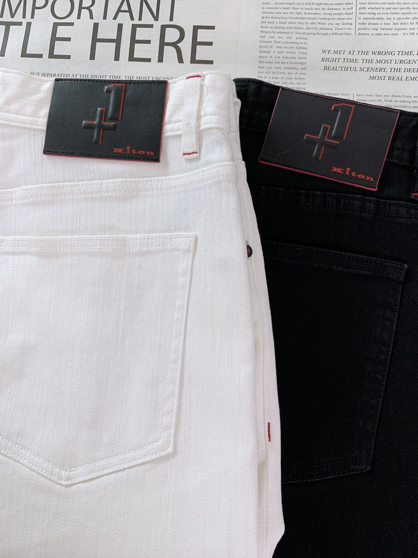 
Kiton 奇顿 2025FW早秋新品 
时尚休闲牛仔裤👖细节尽显奢华格调

后袋黑色皮牌，“+1” 