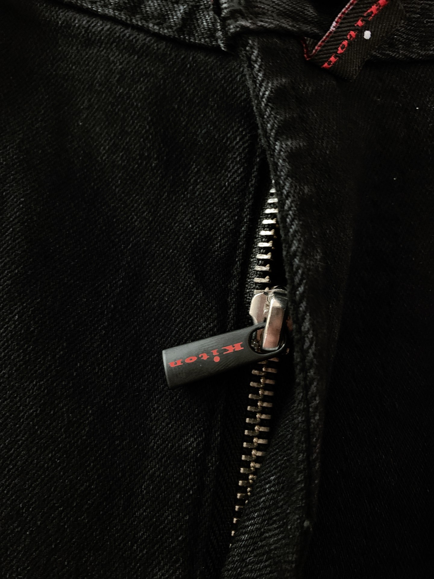 
Kiton 奇顿 2025FW早秋新品 
时尚休闲牛仔裤👖细节尽显奢华格调

后袋黑色皮牌，“+1” 