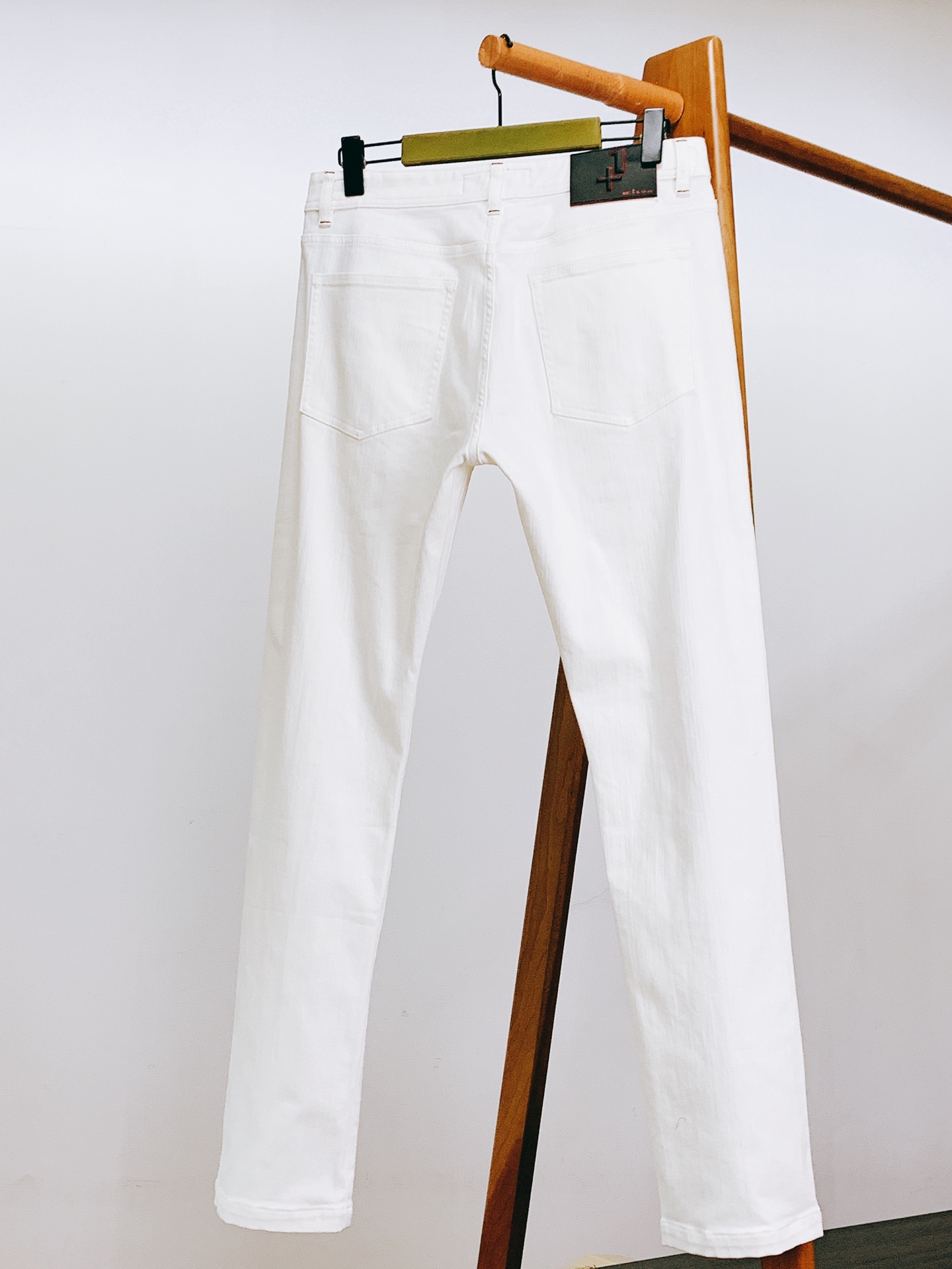 
Kiton 奇顿 2025FW早秋新品 
时尚休闲牛仔裤👖细节尽显奢华格调

后袋黑色皮牌，“+1” 