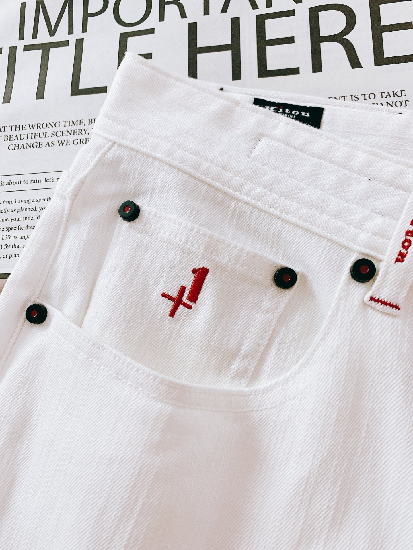 
Kiton 奇顿 2025FW早秋新品 
时尚休闲牛仔裤👖细节尽显奢华格调

后袋黑色皮牌，“+1” 