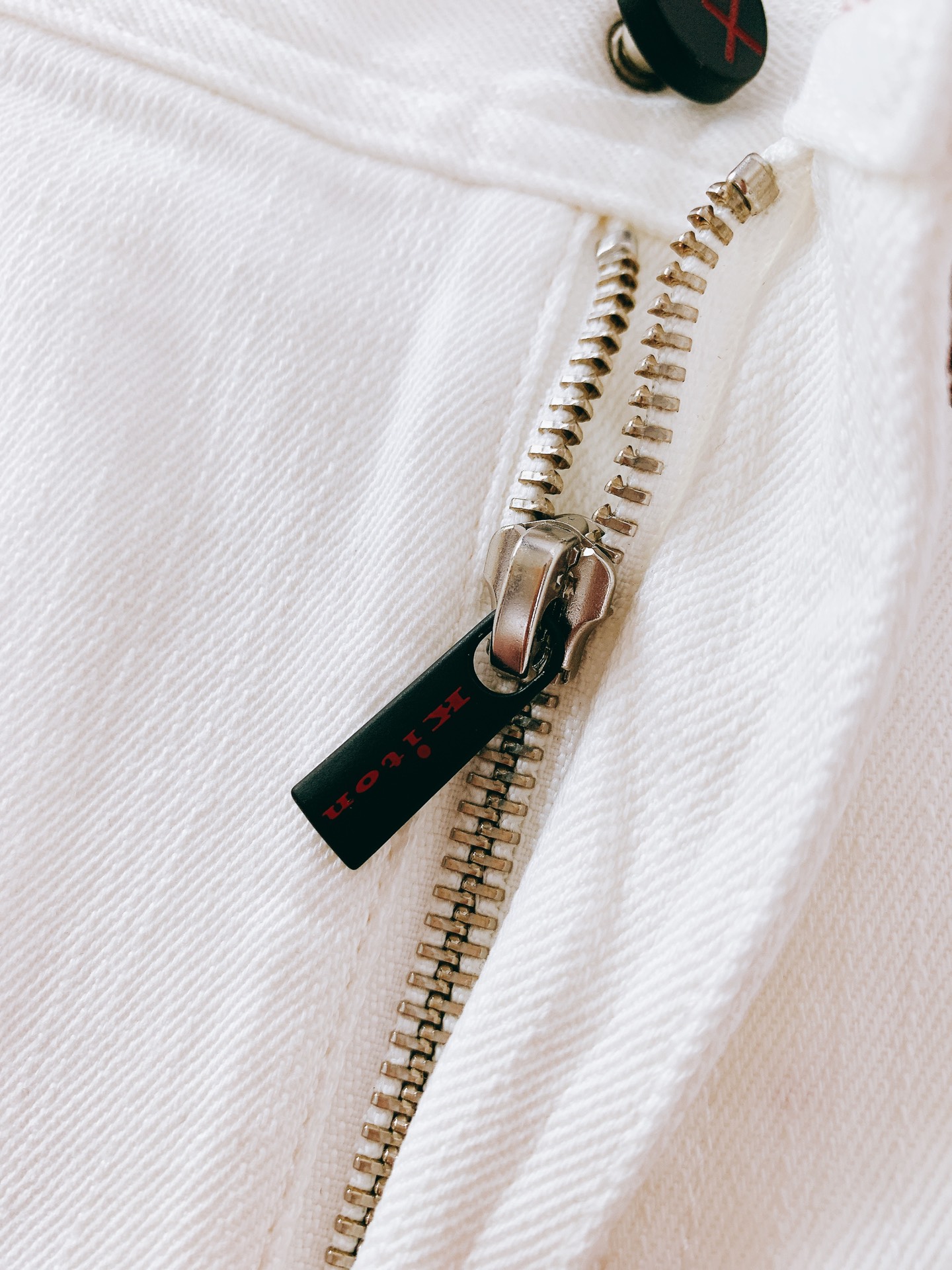 
Kiton 奇顿 2025FW早秋新品 
时尚休闲牛仔裤👖细节尽显奢华格调

后袋黑色皮牌，“+1” 