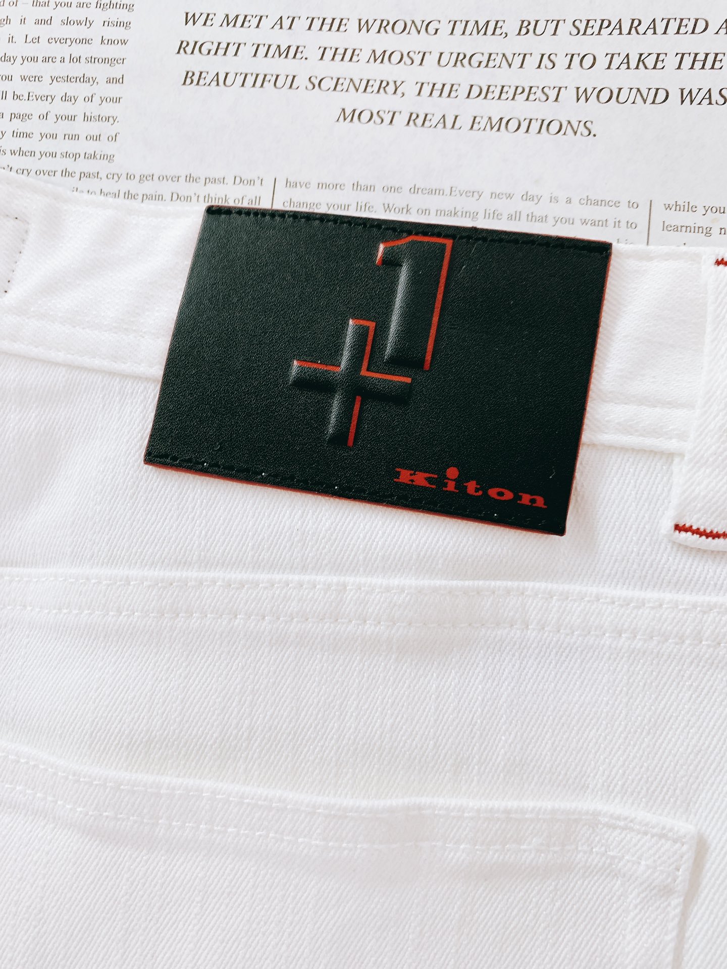 
Kiton 奇顿 2025FW早秋新品 
时尚休闲牛仔裤👖细节尽显奢华格调

后袋黑色皮牌，“+1” 