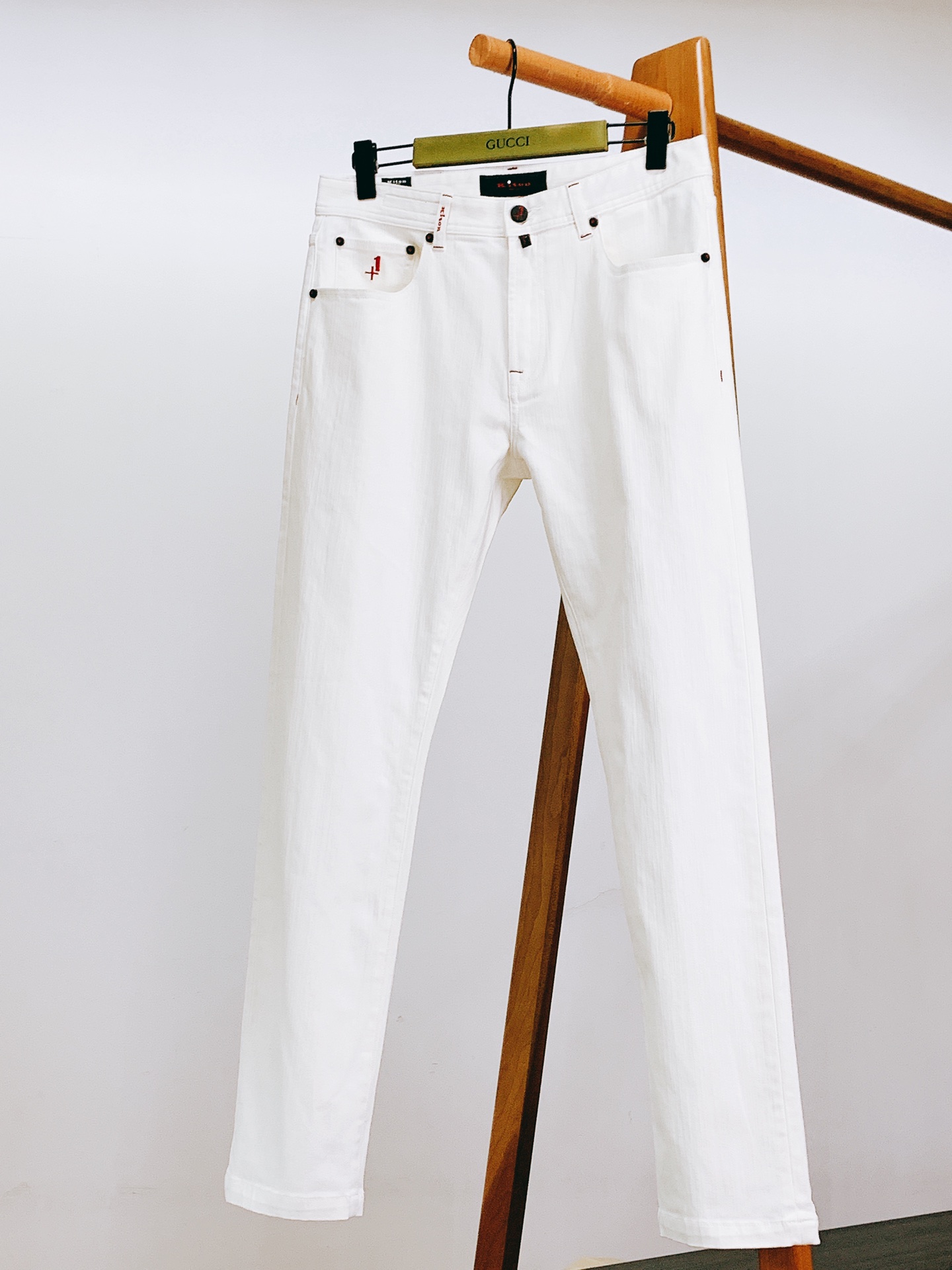 
Kiton 奇顿 2025FW早秋新品 
时尚休闲牛仔裤👖细节尽显奢华格调

后袋黑色皮牌，“+1” 