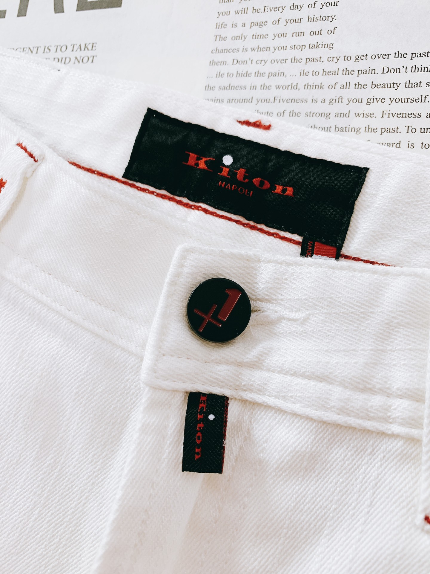 
Kiton 奇顿 2025FW早秋新品 
时尚休闲牛仔裤👖细节尽显奢华格调

后袋黑色皮牌，“+1” 