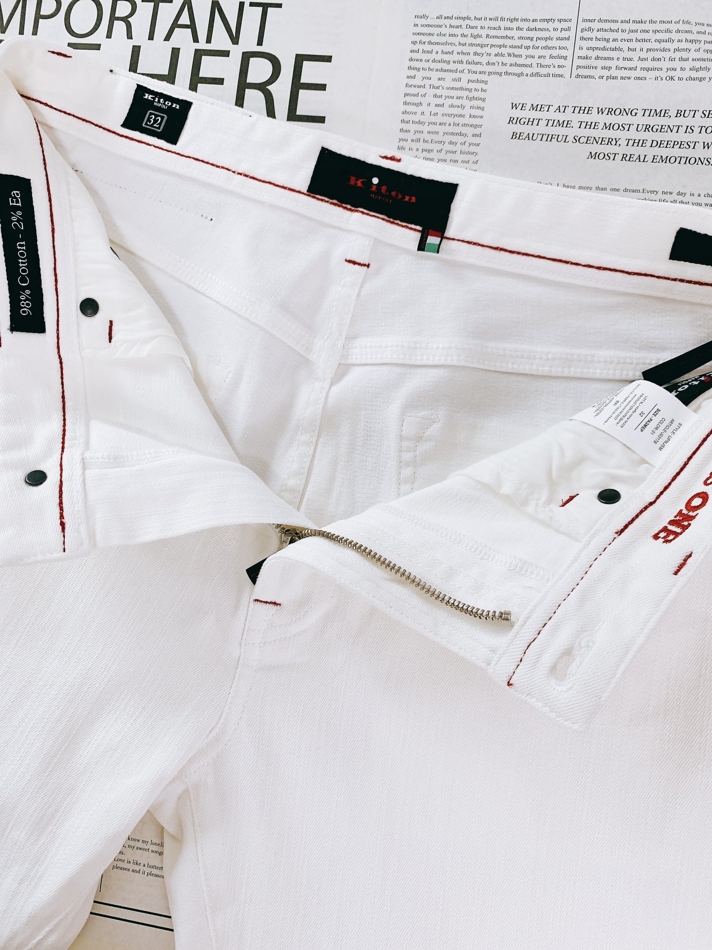 
Kiton 奇顿 2025FW早秋新品 
时尚休闲牛仔裤👖细节尽显奢华格调

后袋黑色皮牌，“+1” 