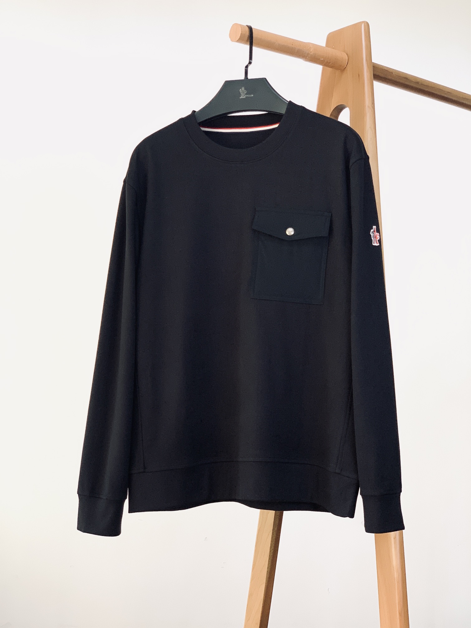 
Moncler 蒙口 2025FW早秋新品 
休闲圆领打底衫。圆领设计经典而百搭，贴合颈部曲线，带来舒