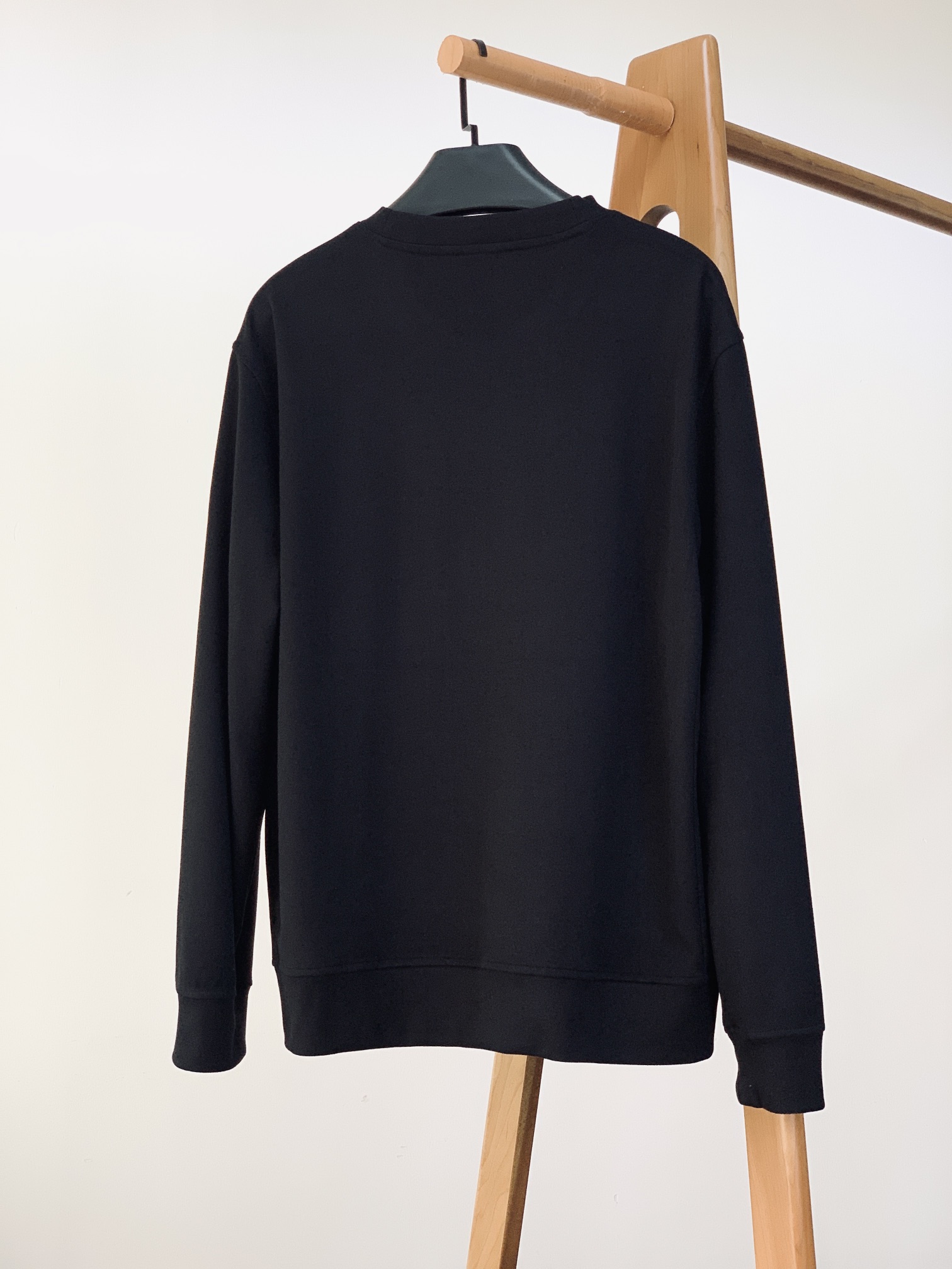 
Moncler 蒙口 2025FW早秋新品 
休闲圆领打底衫。圆领设计经典而百搭，贴合颈部曲线，带来舒