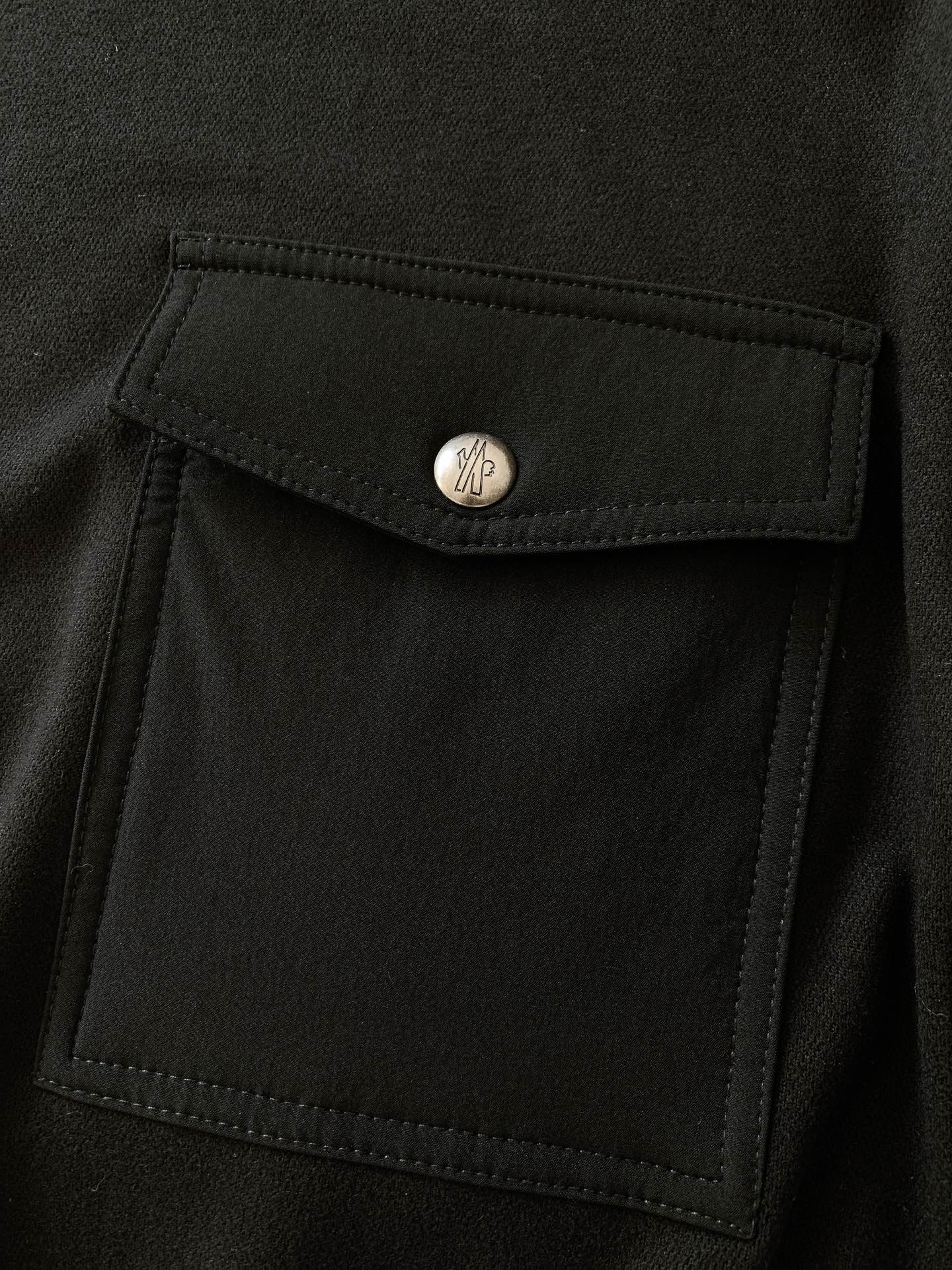 
Moncler 蒙口 2025FW早秋新品 
休闲圆领打底衫。圆领设计经典而百搭，贴合颈部曲线，带来舒