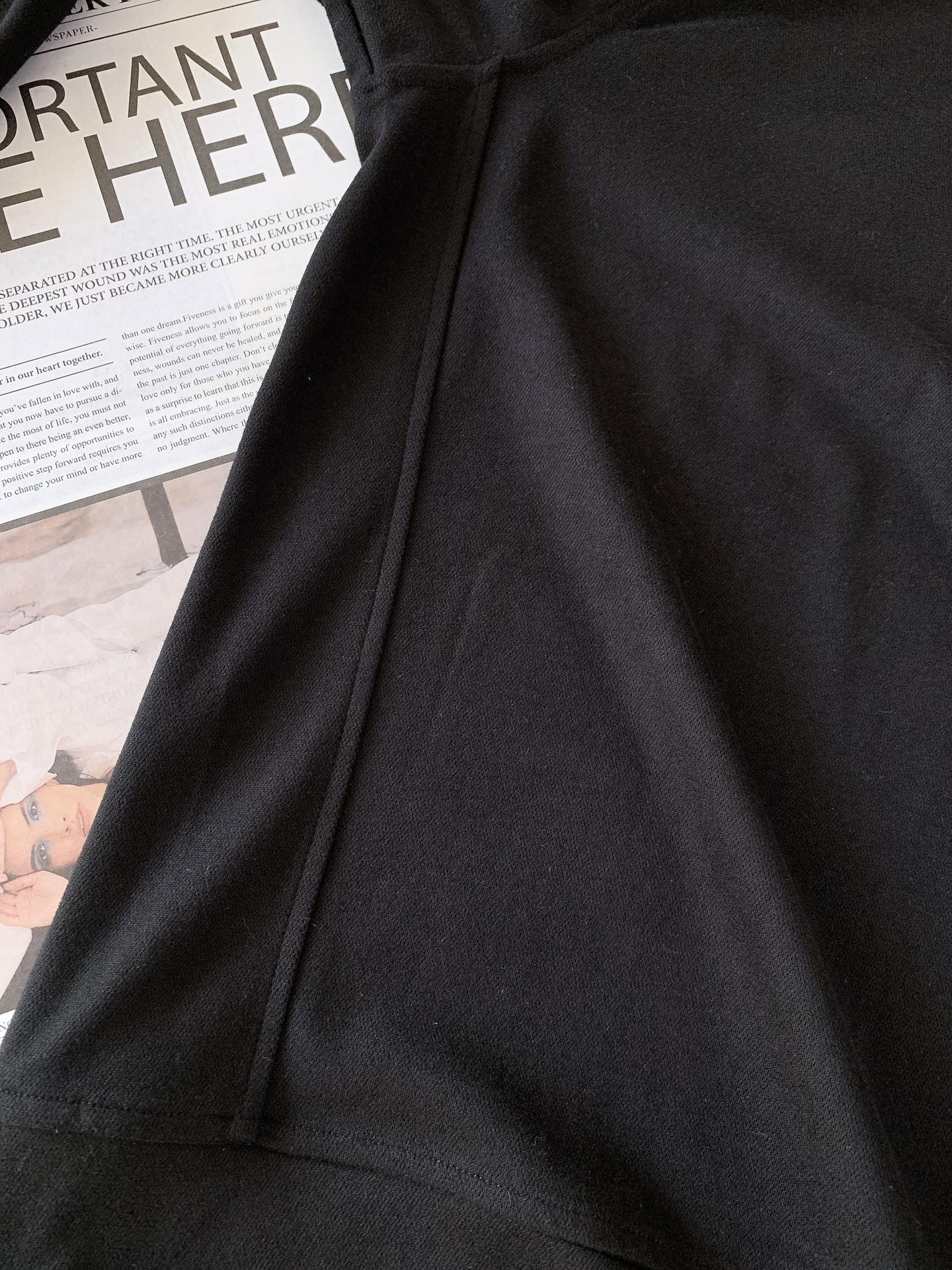 
Moncler 蒙口 2025FW早秋新品 
休闲圆领打底衫。圆领设计经典而百搭，贴合颈部曲线，带来舒