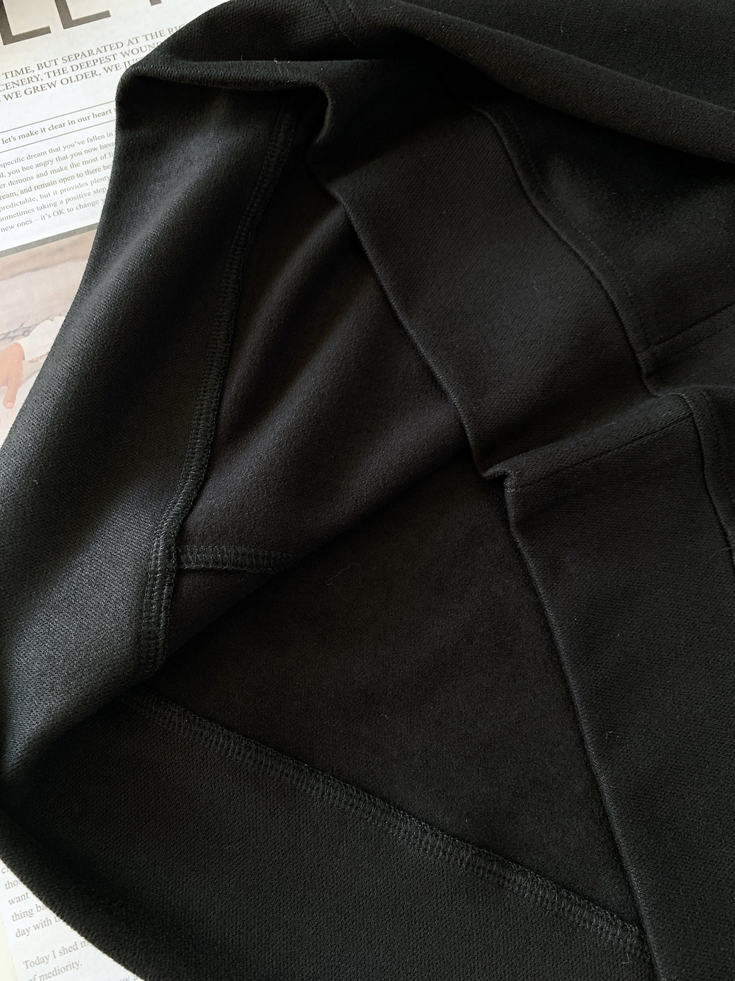 
Moncler 蒙口 2025FW早秋新品 
休闲圆领打底衫。圆领设计经典而百搭，贴合颈部曲线，带来舒