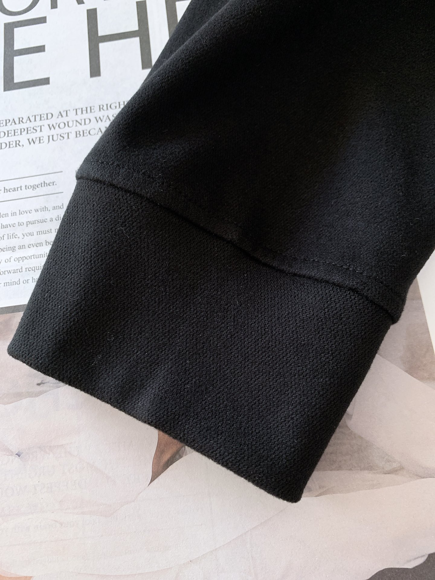 
Moncler 蒙口 2025FW早秋新品 
休闲圆领打底衫。圆领设计经典而百搭，贴合颈部曲线，带来舒