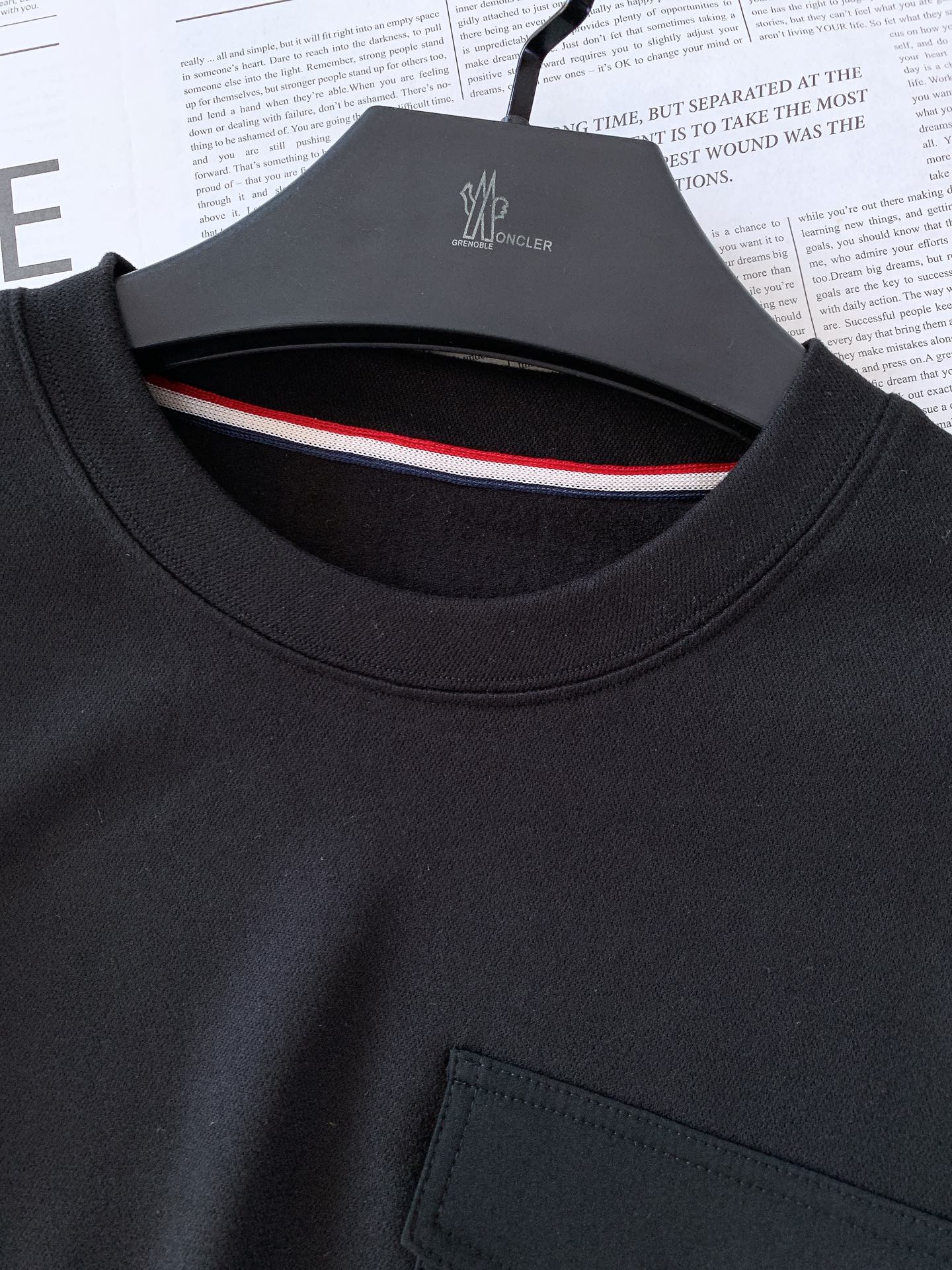 
Moncler 蒙口 2025FW早秋新品 
休闲圆领打底衫。圆领设计经典而百搭，贴合颈部曲线，带来舒