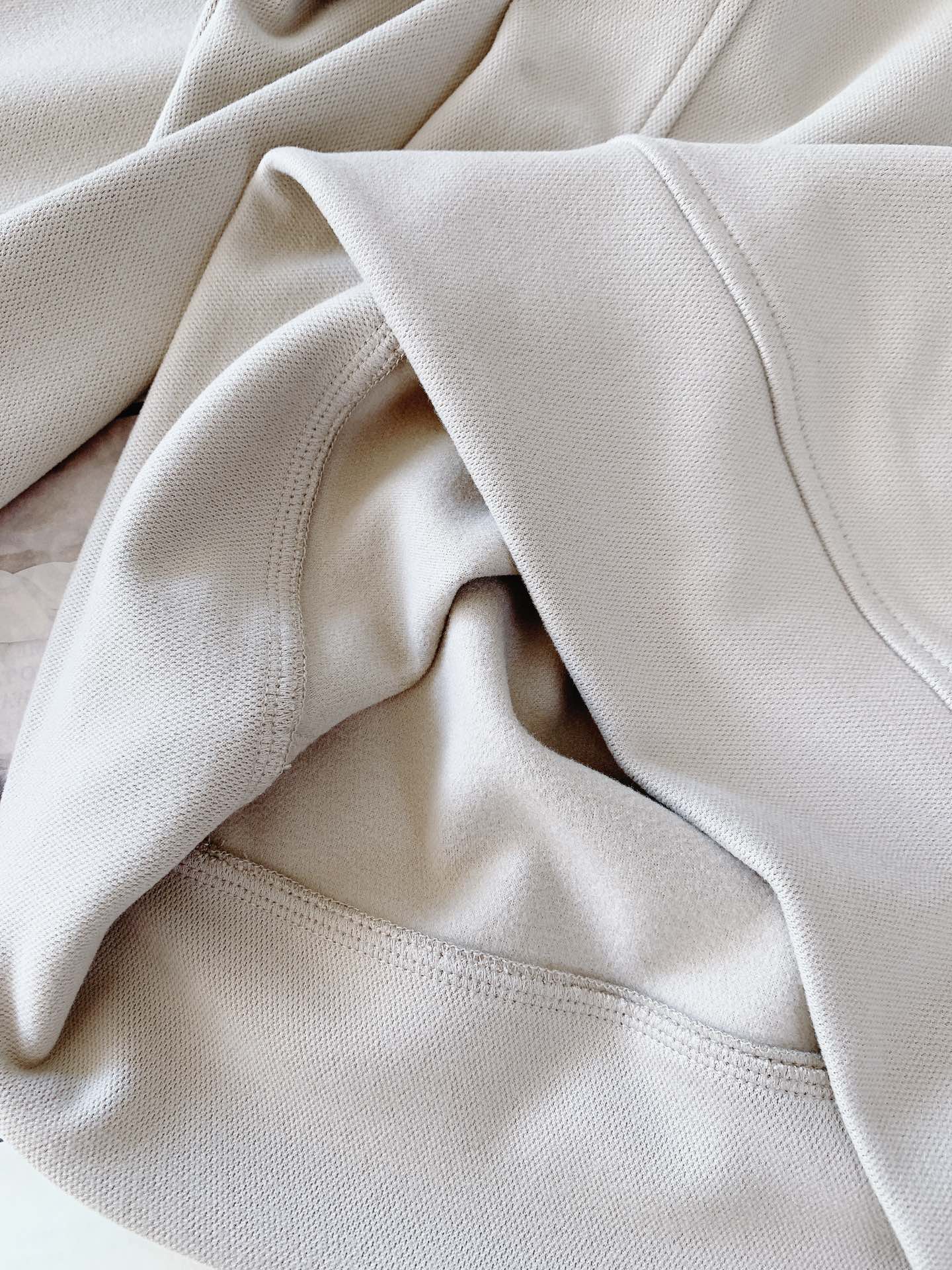 
Moncler 蒙口 2025FW早秋新品 
休闲圆领打底衫。圆领设计经典而百搭，贴合颈部曲线，带来舒