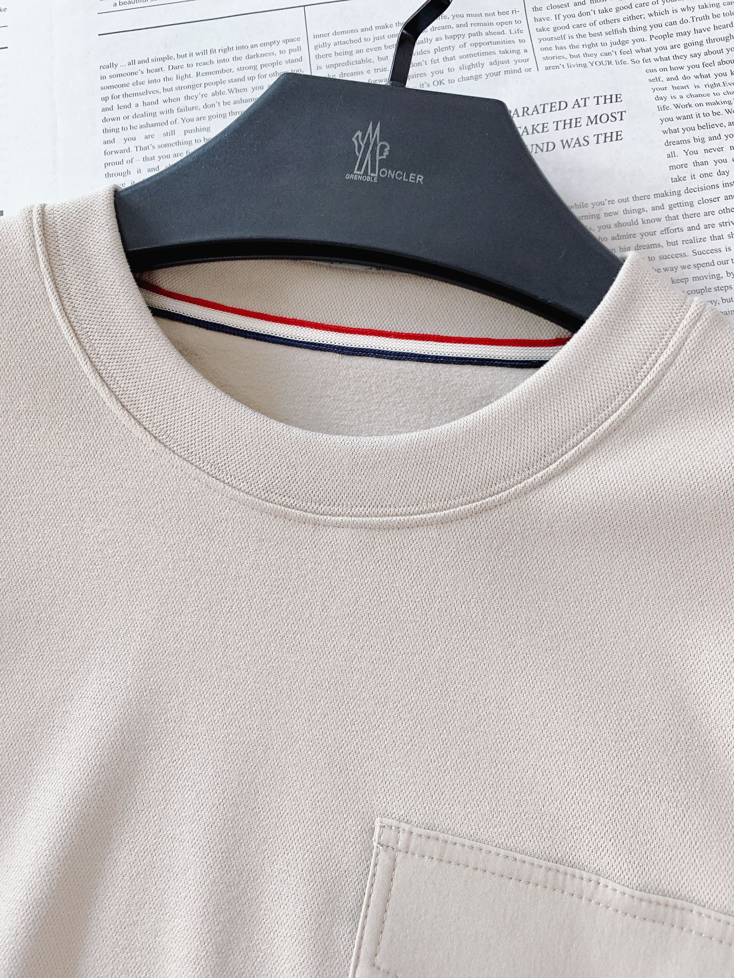 
Moncler 蒙口 2025FW早秋新品 
休闲圆领打底衫。圆领设计经典而百搭，贴合颈部曲线，带来舒