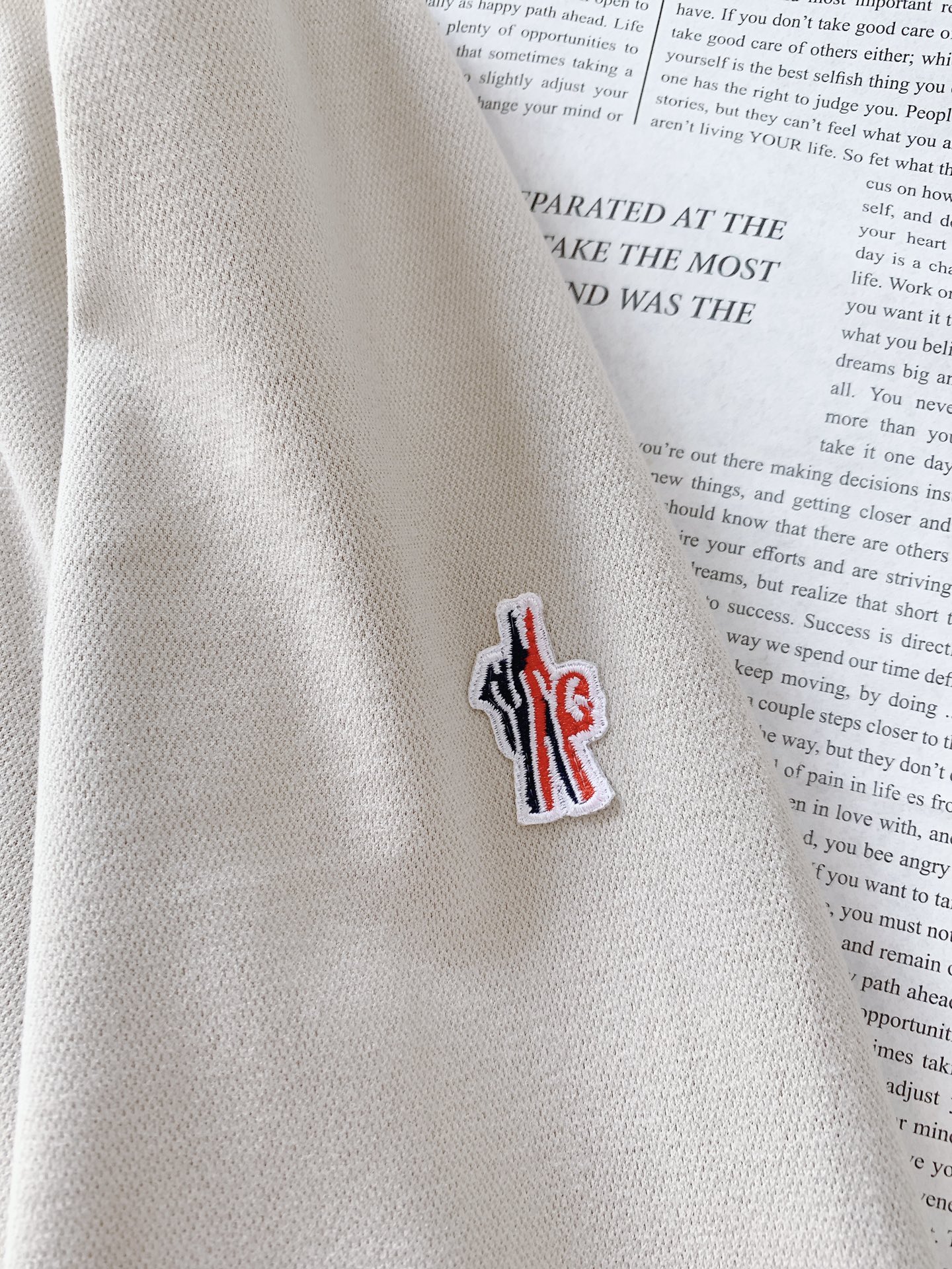 
Moncler 蒙口 2025FW早秋新品 
休闲圆领打底衫。圆领设计经典而百搭，贴合颈部曲线，带来舒