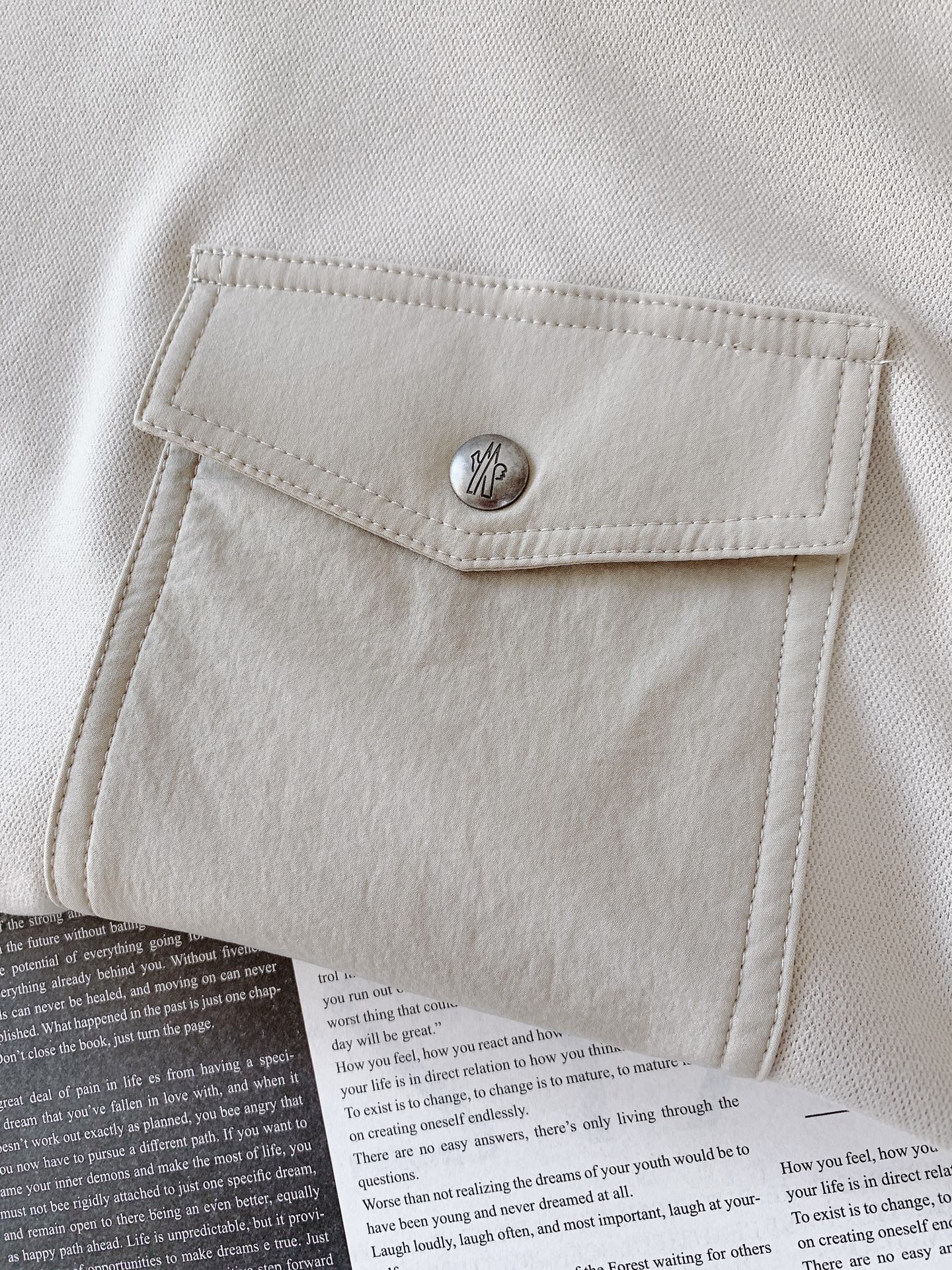 
Moncler 蒙口 2025FW早秋新品 
休闲圆领打底衫。圆领设计经典而百搭，贴合颈部曲线，带来舒