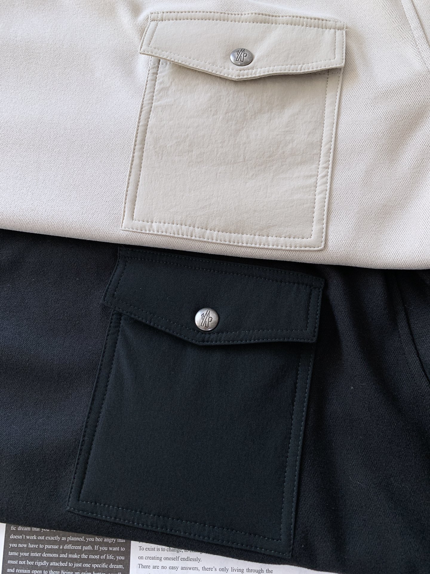 
Moncler 蒙口 2025FW早秋新品 
休闲圆领打底衫。圆领设计经典而百搭，贴合颈部曲线，带来舒