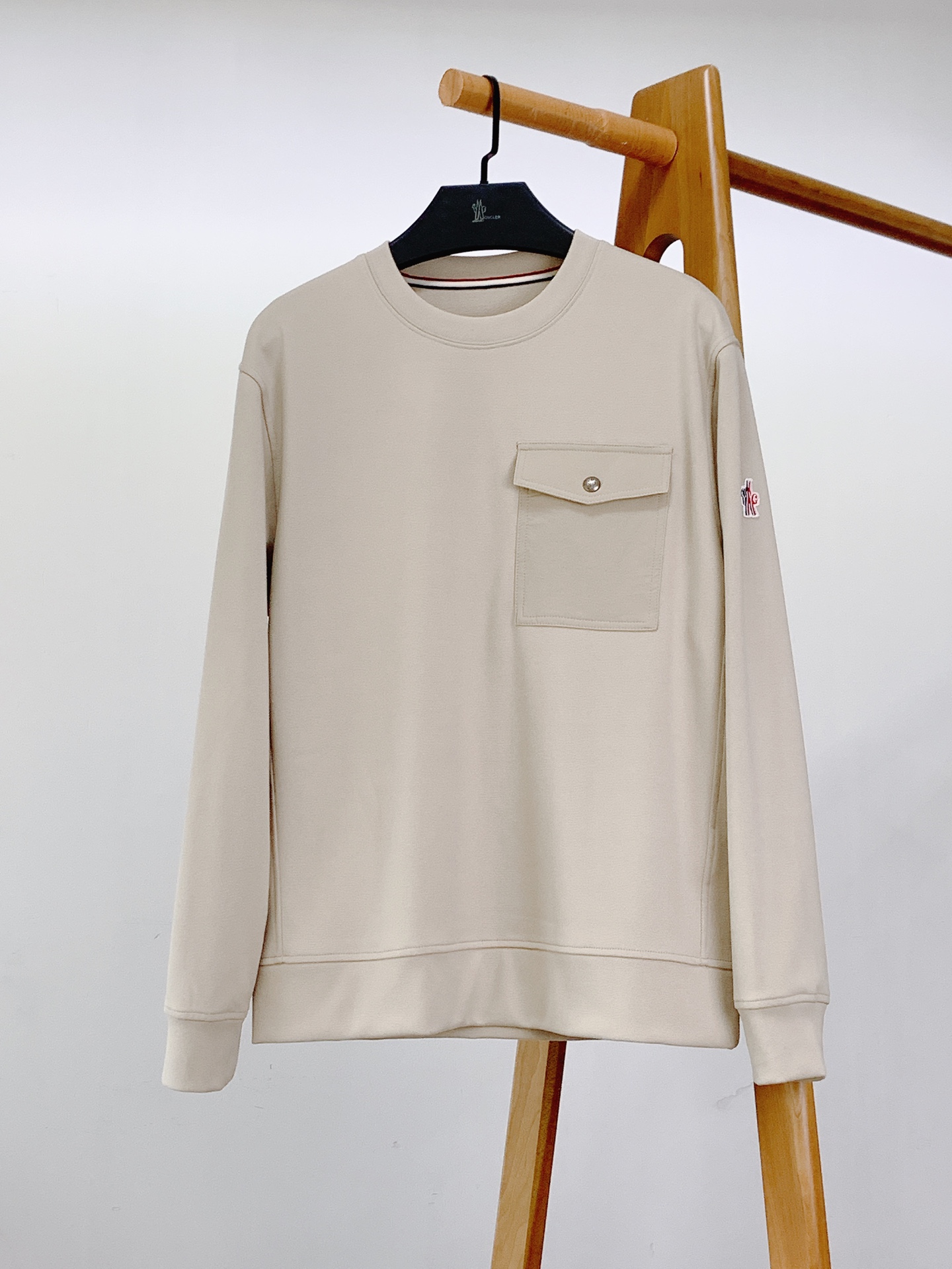 
Moncler 蒙口 2025FW早秋新品 
休闲圆领打底衫。圆领设计经典而百搭，贴合颈部曲线，带来舒