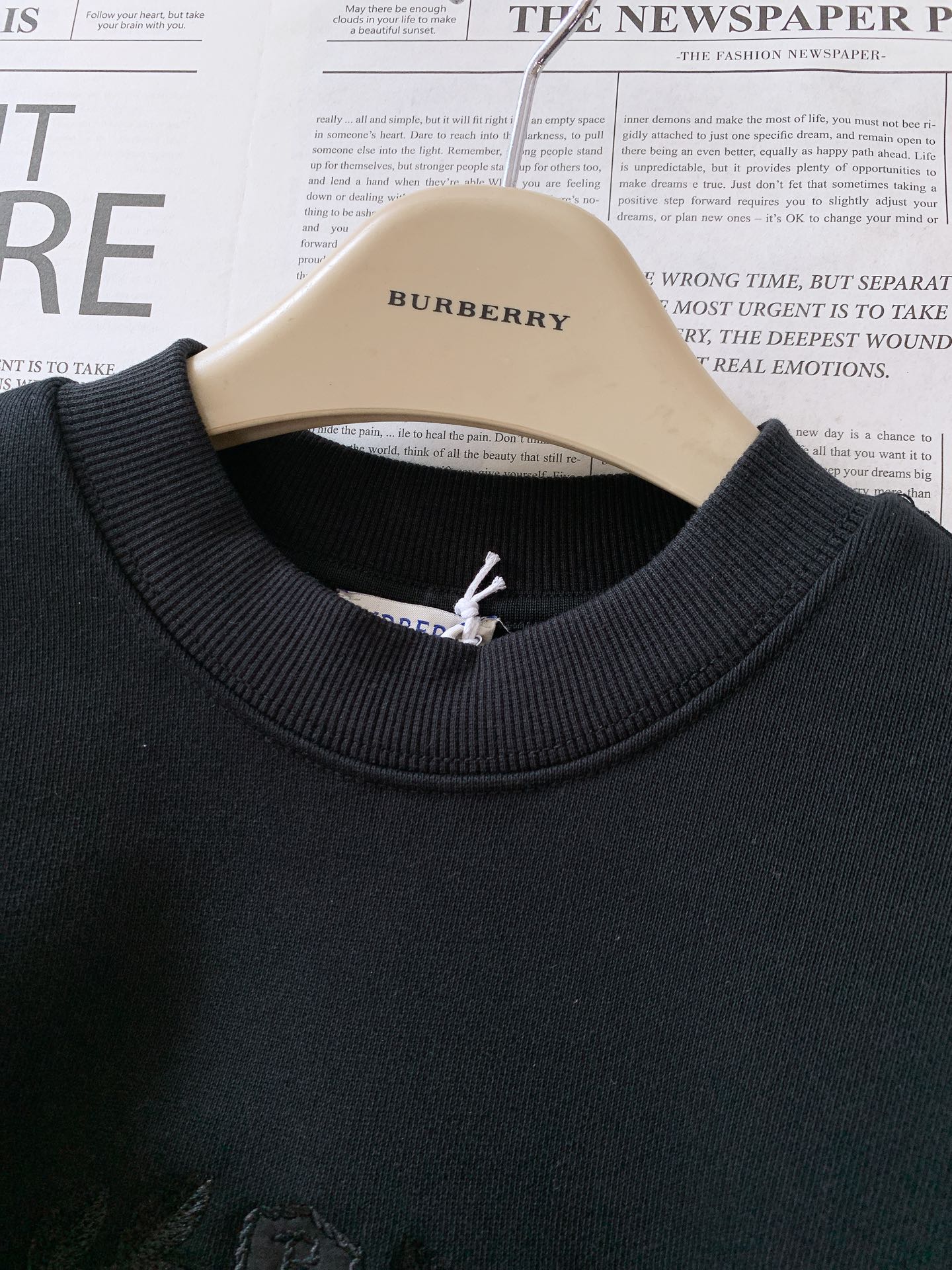 
Burberry 巴宝莉 2025FW早秋新品
经典战马刺绣卫衣。
经典黑色调，高级又百搭
胸前战马徽
