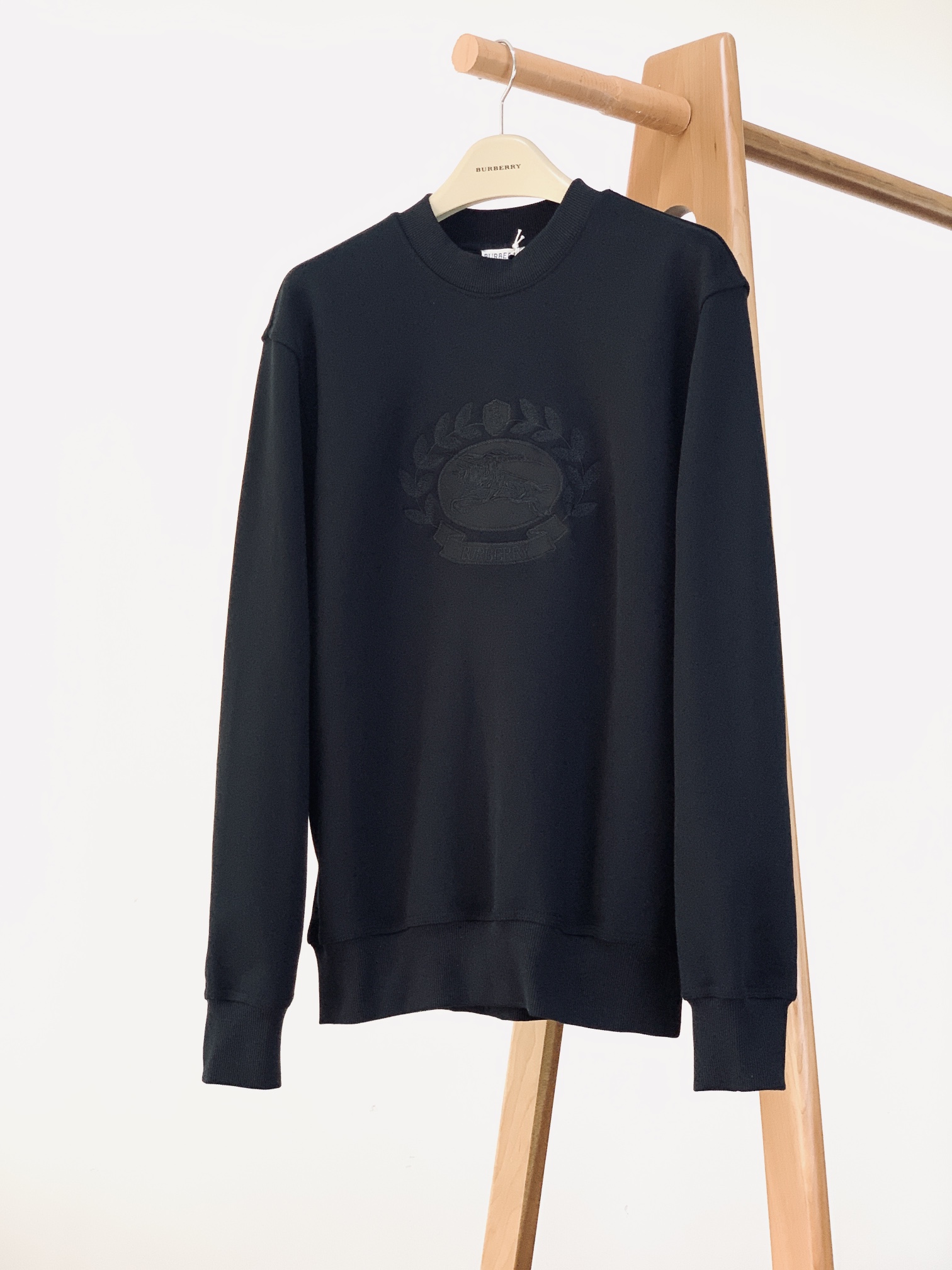 
Burberry 巴宝莉 2025FW早秋新品
经典战马刺绣卫衣。
经典黑色调，高级又百搭
胸前战马徽