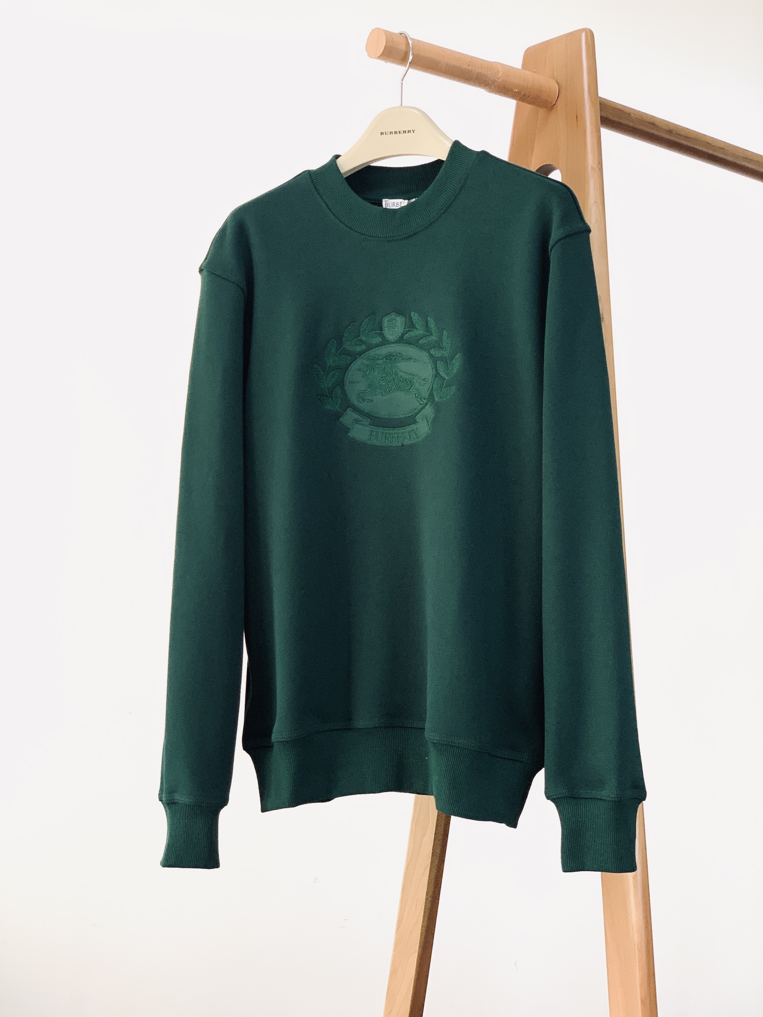 
Burberry 巴宝莉 2025FW早秋新品
经典战马刺绣卫衣。
经典黑色调，高级又百搭
胸前战马徽