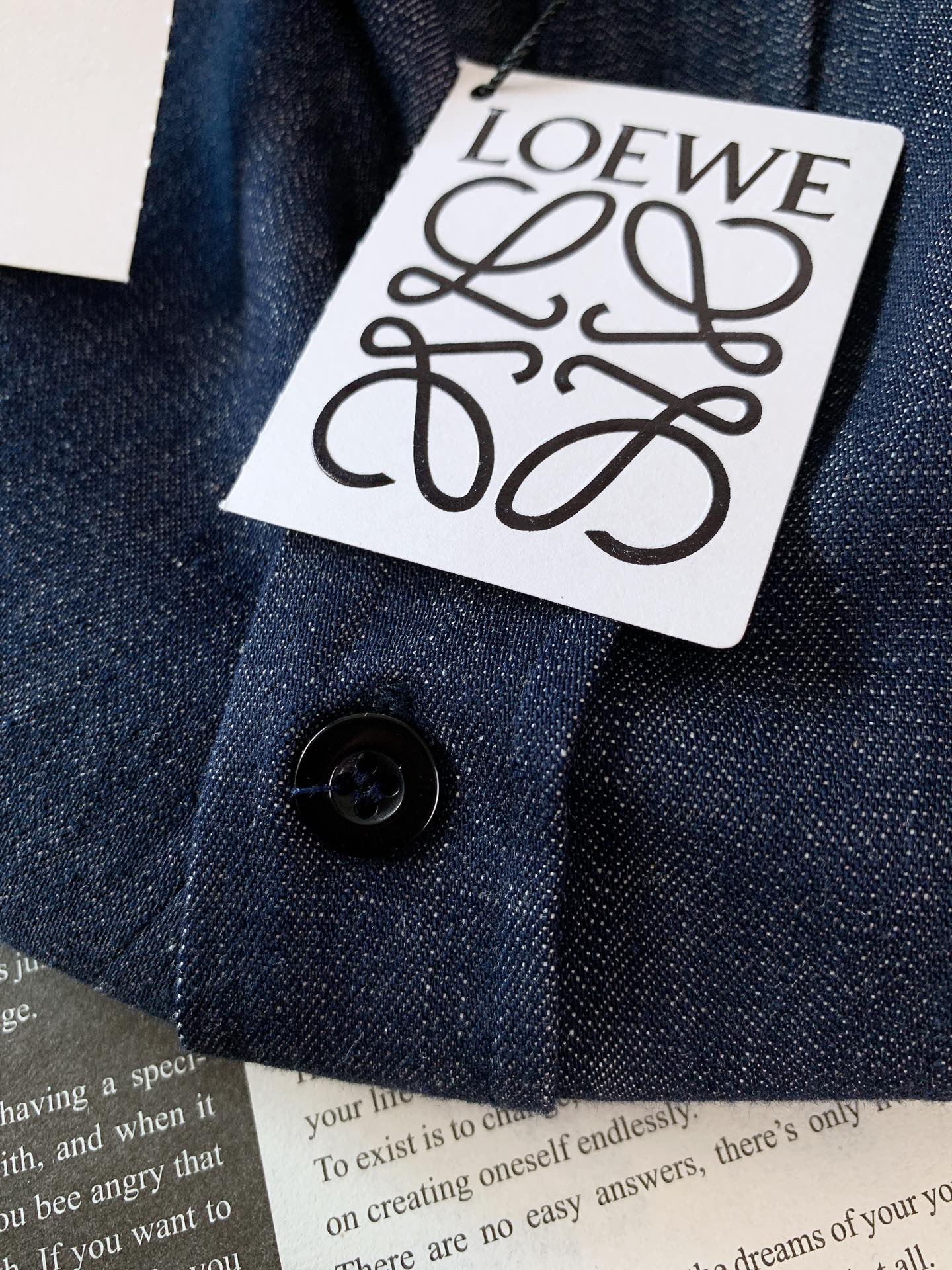 
Loewe 罗意威 2025FW早秋新品 
棉质牛仔衬衫，这款采用轻盈水洗青年布衬衫。常规版型，经典衣