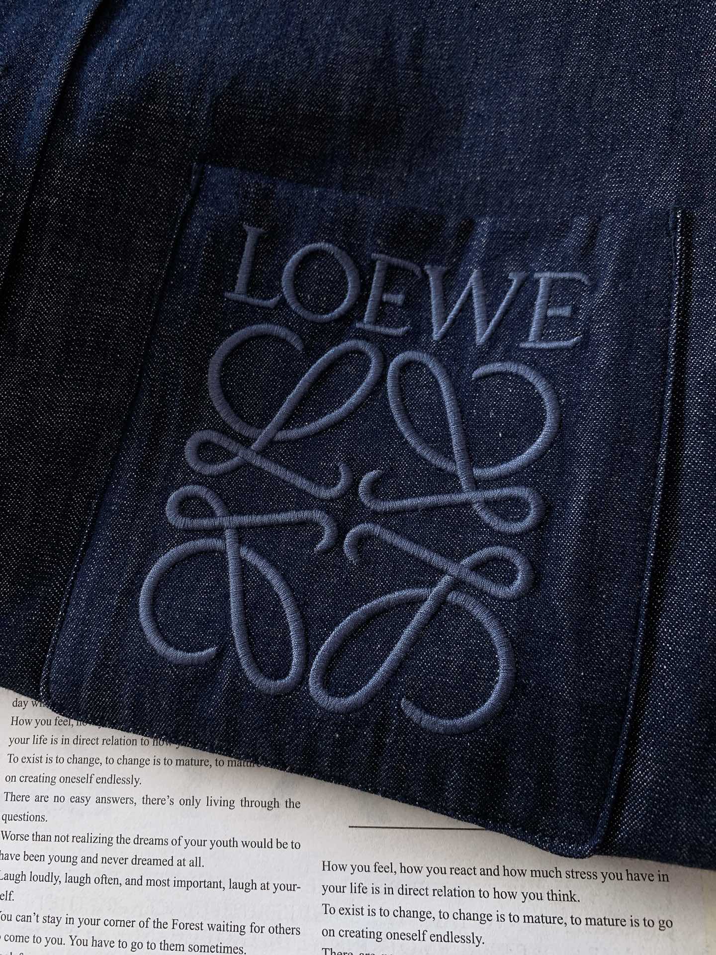 
Loewe 罗意威 2025FW早秋新品 
棉质牛仔衬衫，这款采用轻盈水洗青年布衬衫。常规版型，经典衣