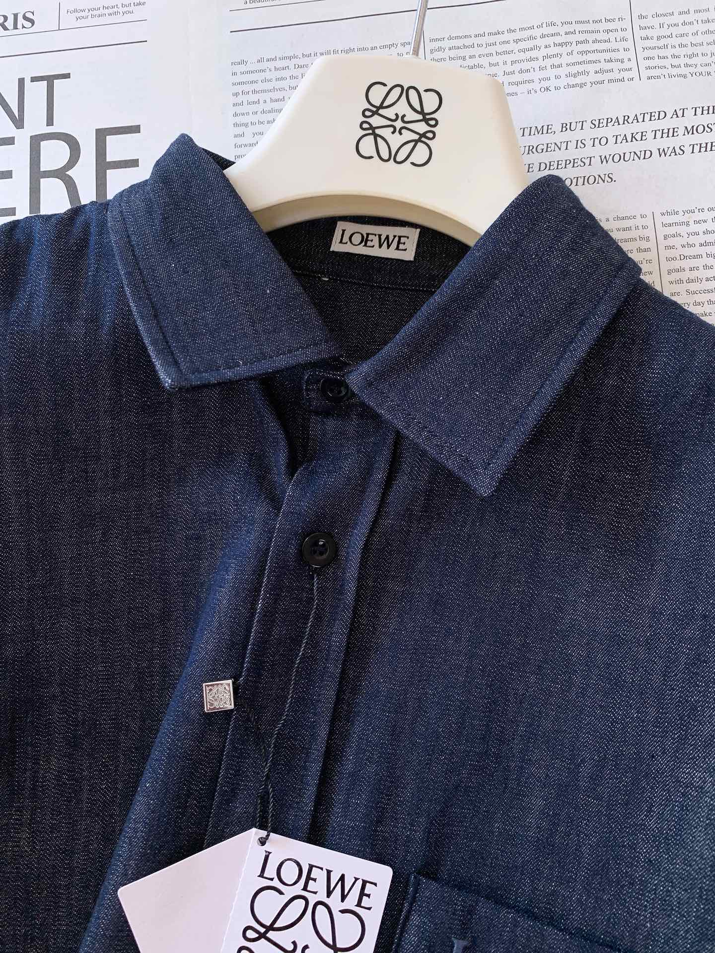 
Loewe 罗意威 2025FW早秋新品 
棉质牛仔衬衫，这款采用轻盈水洗青年布衬衫。常规版型，经典衣