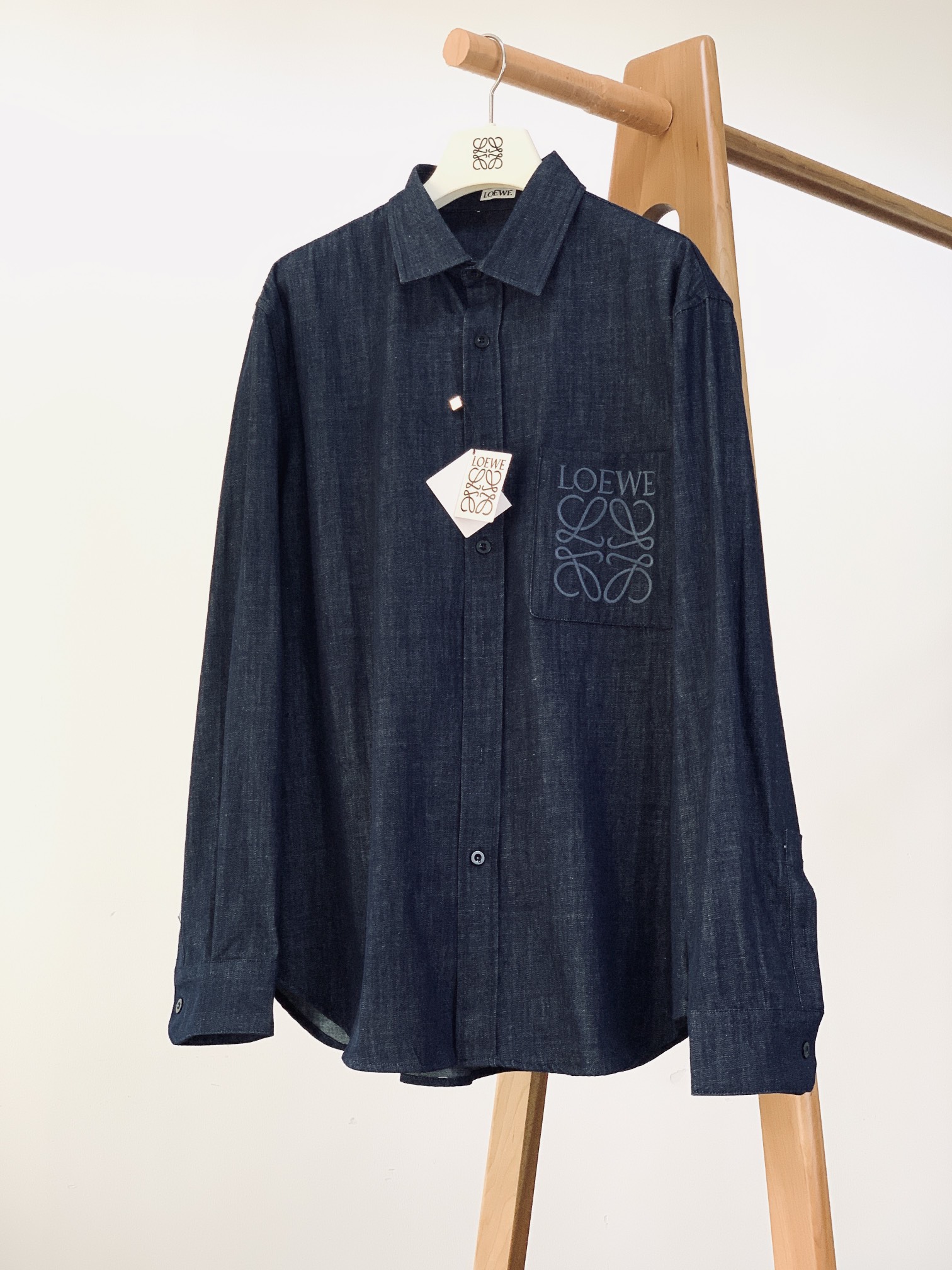 
Loewe 罗意威 2025FW早秋新品 
棉质牛仔衬衫，这款采用轻盈水洗青年布衬衫。常规版型，经典衣