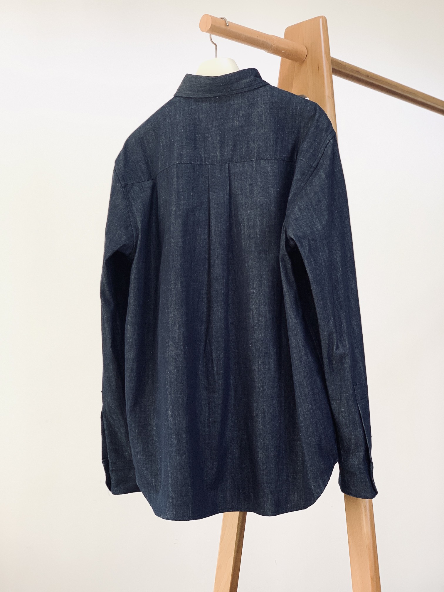 
Loewe 罗意威 2025FW早秋新品 
棉质牛仔衬衫，这款采用轻盈水洗青年布衬衫。常规版型，经典衣