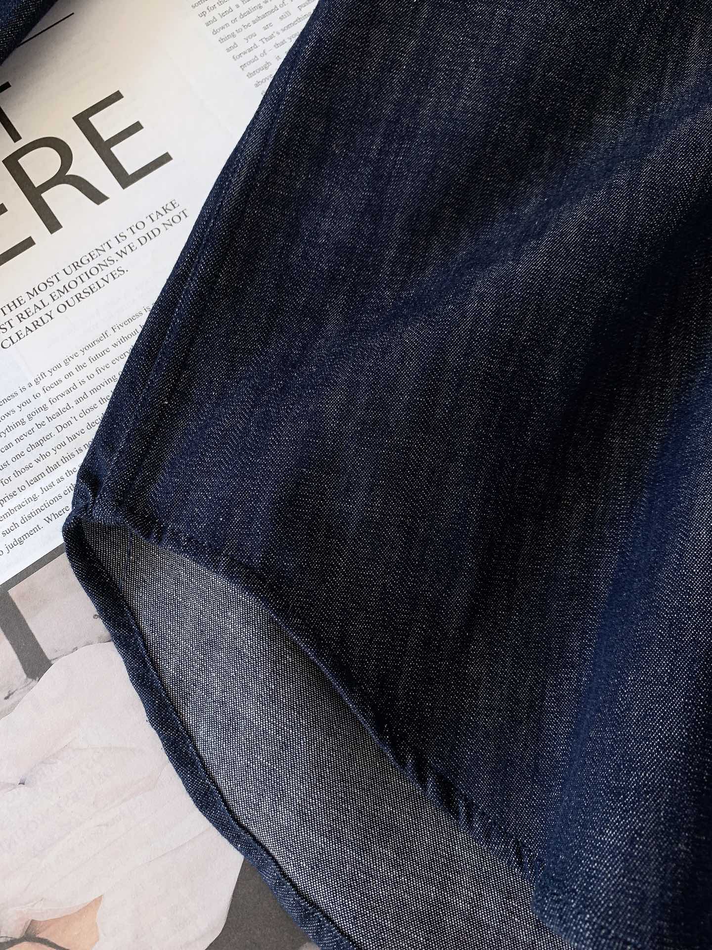 
Loewe 罗意威 2025FW早秋新品 
棉质牛仔衬衫，这款采用轻盈水洗青年布衬衫。常规版型，经典衣