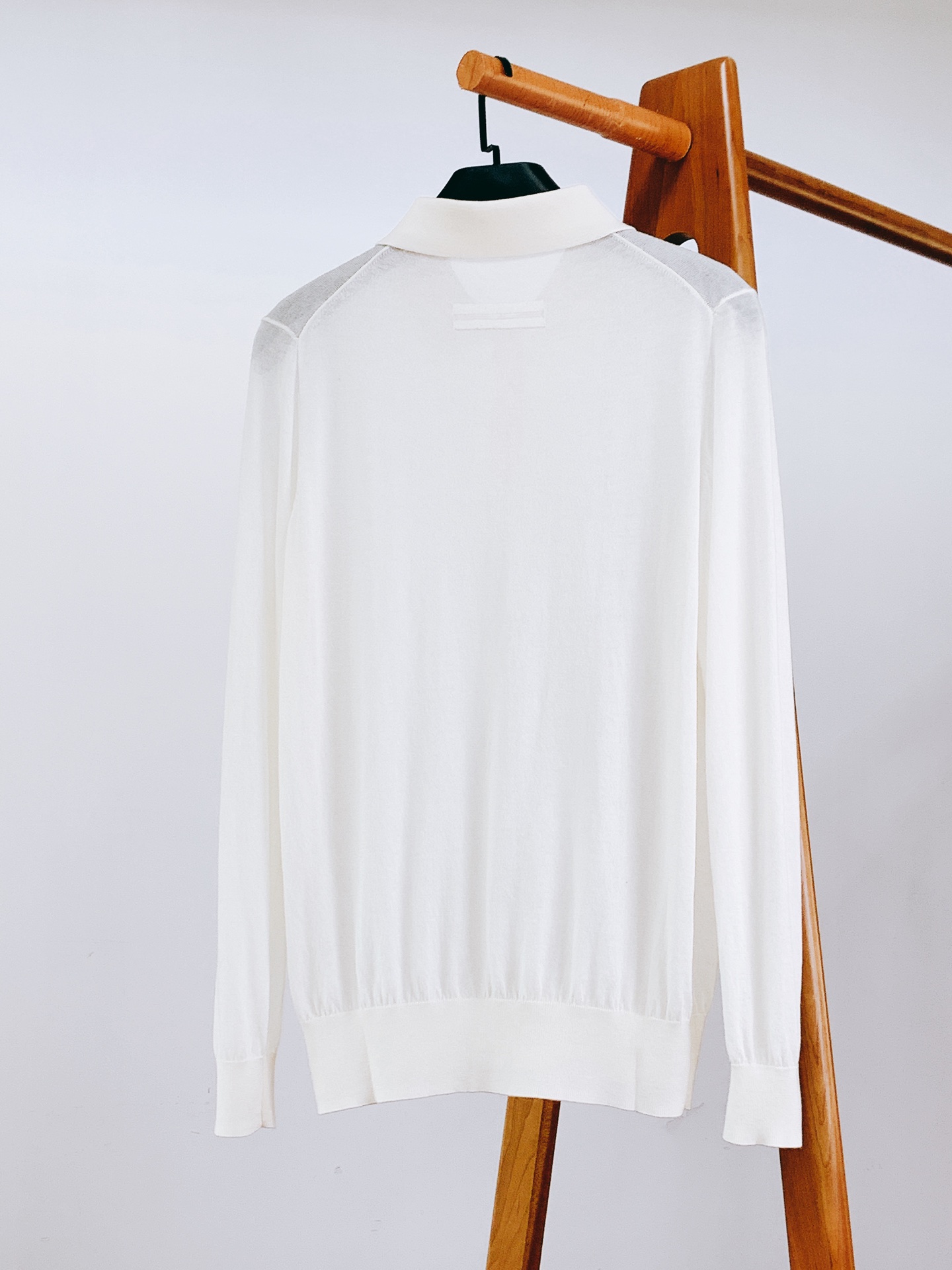 
Ermenegildo Zegna 杰尼亚 2025FW秋冬新品
薄款翻领毛衣，这款毛衣采用50%羊毛